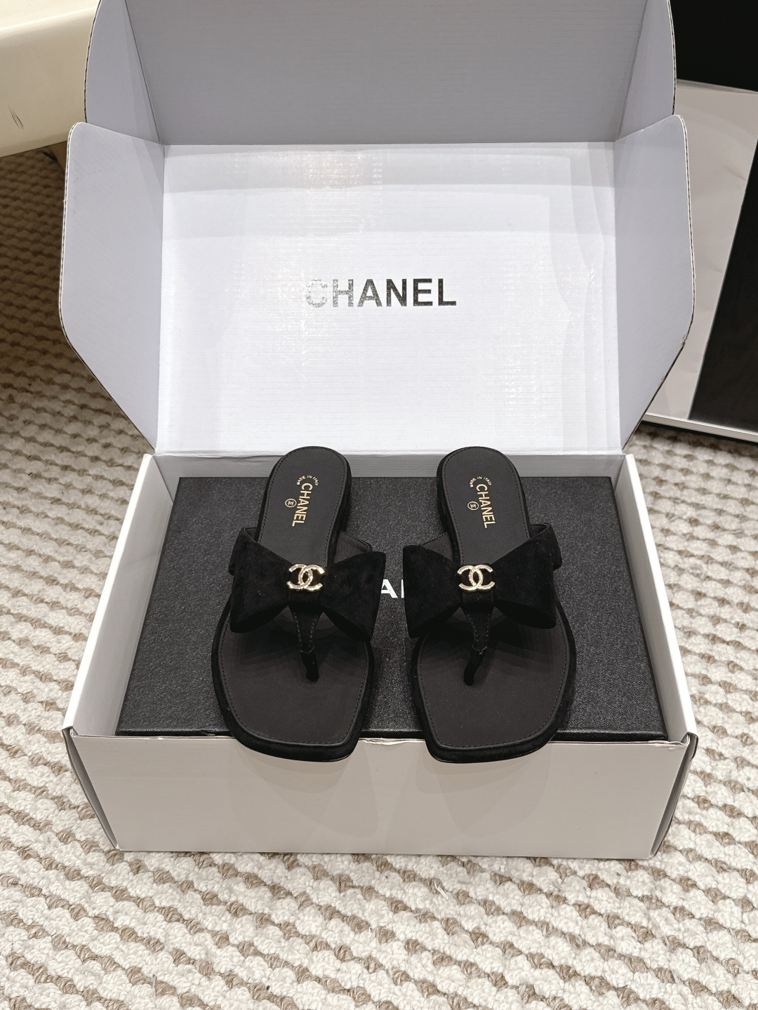 NO:905537,Purchasing agent grade, Dongguan-made high-quality Chane*26ss new summer square-toe bow thong sandals, with an elegant and gentle ladylike temperament. The square toe is matched with a three-dimensional large bow shape, and the metal logo is embellished. It is simple and noble, and can easily create a refined and lazy atmosphere.  The dressing scene is very wide. Pair it with a floral long skirt to show your gentle temperament, pair it with denim shorts for a refreshing and casual style, and pair it with wide-leg pants to create a casual and luxurious style. It is perfect for daily shopping, vacations, and afternoon tea parties. The upper is imported sheepskin, the lining is sheepskin, the outsole is Italian leather, size 35-39 (40.41 customization is non-returnable), split-toe shoes, chanel, skirts, shorts, sheepskin, sheep, Leather soles19860909代购级 莞产高品质 Chane*26ss夏季新款方头蝴蝶结夹趾凉拖 自带优雅温柔的名媛气质,方正鞋头搭配立体大蝴蝶结造型,金属标识点缀其间,简约又显贵,轻松营造精致慵懒的氛围感. 穿搭场景十分宽泛,搭配碎花长裙尽显温婉气质,搭配牛仔短裤清爽随性,搭配阔腿裤打造休闲轻奢风格,日常逛街、度假出游、下午茶聚会都能完美适配. 鞋面进口羊京 内里羊皮 大底意大利真皮大底 size35-39码（40.41定制不退换）,分趾鞋,chanel,skirts,shorts,sheepskin,sheep,Leather soles,Women's Shoes