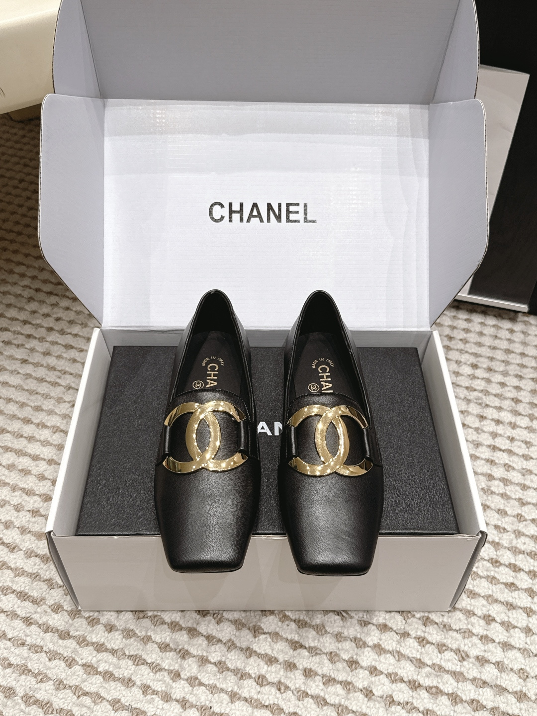 NO:905313,Purchasing agent CHANEL Xiaoxiang 26ss new autumn style large square toe gold buckle single shoes, retro French elegance, full of high-end sense. Xiangnan large gold buckle single shoes loafers, a pair of shoes that are very popular recently!  The large square toe design directly lengthens the legs!  A very white fairy style. It completely interprets French romance!  Fabric imported sheepskin/patent leather/Sheep leather lining, sheepskin lining, Italian genuine leather outsole Size#35-41 (40 41 customized, non-refundable), single shoes, chanel, loafers, sheepskin, sheep, Leather soles19860909代购级 CHANEL小香 26ss 秋季新款 大方头大金扣单鞋,复古法式优雅感,高级感十足 香奶奶大金扣单鞋乐福鞋,最近很火的一双单鞋！大方头设计直接拉长腿型！很显白的神仙款型.完全诠释法式浪漫！ 面料进口羊皮/漆皮/羊京 内里垫脚羊皮 大底意大利真皮大底 Size#35-41（40 41订做不退换）,单鞋,chanel,loafers,sheepskin,sheep,Leather soles,Women's Shoes