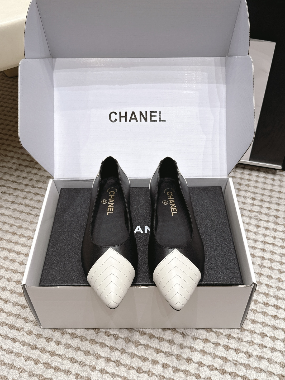 NO:905296,Purchasing agent level 26ss new spring and summer Chanel small fragrant pointed toe shoes. This season's most popular Mary Jane, every issue of Mary Jane is sold out. It must be the top of the wardrobe this year. It is versatile and super slim. I really love it. Sisters must buy it!  Imported sheepskin upper, sheepskin lining for foot pads, Italian genuine leather outsole, Size34-42 (34 40 41 42 customized, non-returnable), single shoes, chanel, mary jane, sheepskin, Leather soles19860909代购级 26ss 春夏新款Chanel小香尖头单鞋 本季最仙玛丽珍大爆款,每一期玛丽珍都被抢光,今年衣橱的Top肯定属它了,上脚百搭超显瘦,真的超级爱了,姐妹们一定要买它！ 鞋面进口羊皮 内里垫脚羊皮内里 鞋底意大利真皮大底 Size34-42（34 40 41 42订做不退换）,单鞋,chanel,mary jane,sheepskin,Leather soles,Women's Shoes