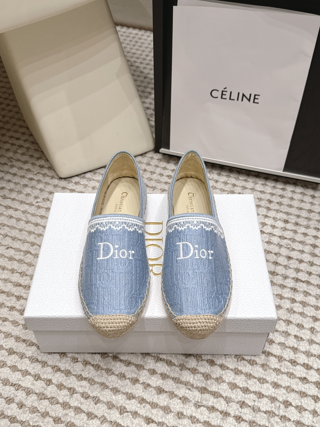 NO:905290,Purchasing agent level 26 early spring Dior Granville Muller fisherman shoes, 3D 10000 needle embroidery technology, the strongest channel, exclusive and affordable!  Dior Granville Fisherman's Shoe An iconic casual style that looks as dazzling as it does on the runway, the Dior Fisherman's Half Slipper!  Adopting the iconic casual style, it is as dazzling as on the T stage. Spring and summer BLIQUE pattern jacquard embroidery Wang Ziwen's same style fisherman shoes. Classic logo embroidery element design, D family's main series in the past two years, retro literary and artistic flavor. Versatile and fashionable. zp It's hard to find one shoe. I bought 2 pairs of zp white slippers and fisherman shoes. The two lasts are different. To achieve 1:1, you must take both layouts. There is no difficulty in the craftsmanship, just the fisherman shoe craftsmanship.  The key point is the upper. Fabrics of this level will not be cheap. A pair of uppers is the price of a pair of fisherman shoes. Hand-sewn hemp rope and original custom-made imported non-slip rubber soles. I believe you will not be disappointed when you get it. Size 35-40 (40 customizations are not returnable), loafers, dior, dior, dior, loafers, slippers, espadrilles19860909代购级 26早春款 Dior Granville 穆勒渔夫鞋,3D万针刺绣工艺,最强的渠道,专贵无差！ Dior Granville 渔夫鞋 采用标志性的休闲风格,如在 T 台上一般耀眼夺目 迪奥 渔夫半拖鞋！ 采用标志性的休闲风格,如在 T 台上一般耀眼夺目春夏BLIQUE图案提花绣王子文同款渔夫鞋 经典logo刺绣元素设计,D家这两年主打的系列,复古文艺气息 百搭又时髦  zp一鞋难求 买了2 双zp 白色拖鞋款 和渔夫鞋款 两款楦行不一样哦 要做到1:1 必须两个版面都拿下 工艺没什么难点就是渔夫鞋工艺 重点是鞋面 做到这个程度的面料价格不会便宜 一双鞋面就是人家一双渔夫鞋价格 手工缝制麻绳原版定制进口防滑橡胶底,相信大家拿到手不会失望的款 . 码数35-40（40定制不退换）,乐福鞋,dior,dior,dior,loafers,slippers,espadrilles,Women's Shoes