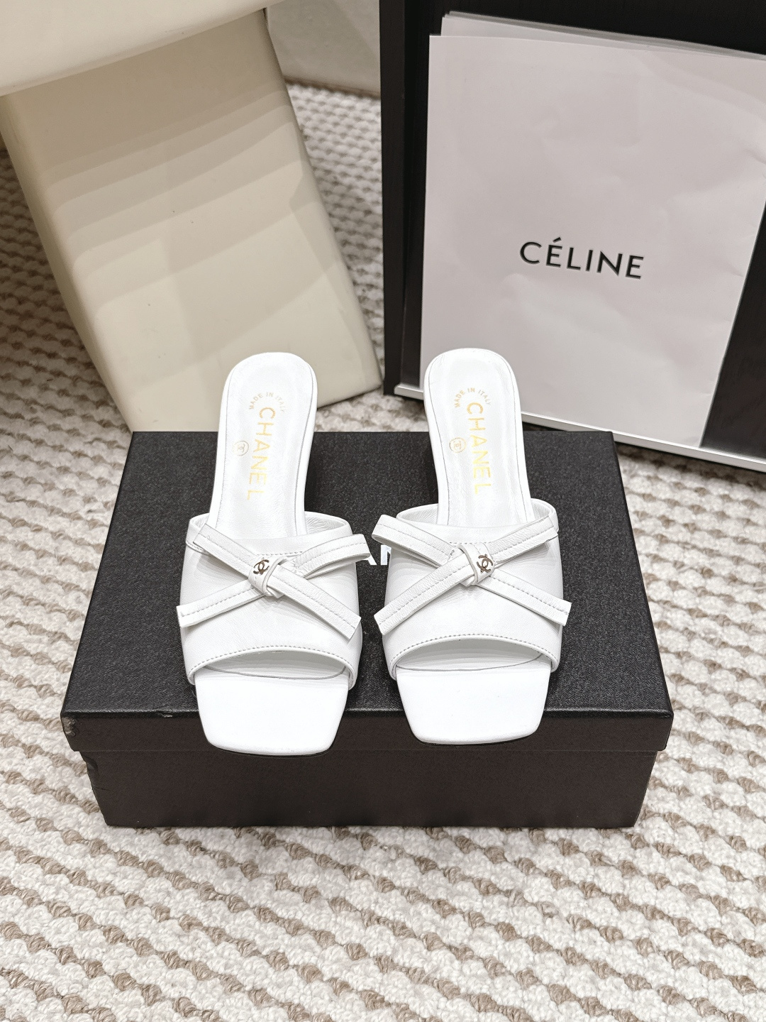 NO:905314,Purchasing agent grade Chanel 26/Summer new high-heeled bow sandals Chanel's bow sandals are made of high-quality leather, the upper is simple and elegant, and the bow embellishment is super elegant. The flat-bottom design is comfortable for daily wear, made in Italy, with exquisite craftsmanship and perfect details. The blue tone is fresh and unique. In summer, it can be paired with light-colored or same-color clothing to easily create a high-end look. Whether commuting or vacationing, you can show your fashion taste!  Size 35-39 (40.41.42 custom-made, non-returnable), high heels and slippers, chanel, chanel, high heels, slippers19860909代购级 Chanel 26/夏季新款 高跟 蝴蝶结凉拖鞋 Chanel香奈儿这款蝴蝶结凉拖,采用优质皮革,鞋面简约大方,蝴蝶结点缀超优雅.平底设计,日常穿着舒适,意大利制造,工艺精致,细节满分.蓝色调清新独特,夏季搭配浅色或同色系服饰,轻松打造高级感造型.无论通勤还是度假,都能展现时尚品味！ Size 35-39（40.41.42定做不退换）,高跟鞋拖鞋,chanel,chanel,high heels,slippers,Women's Shoes