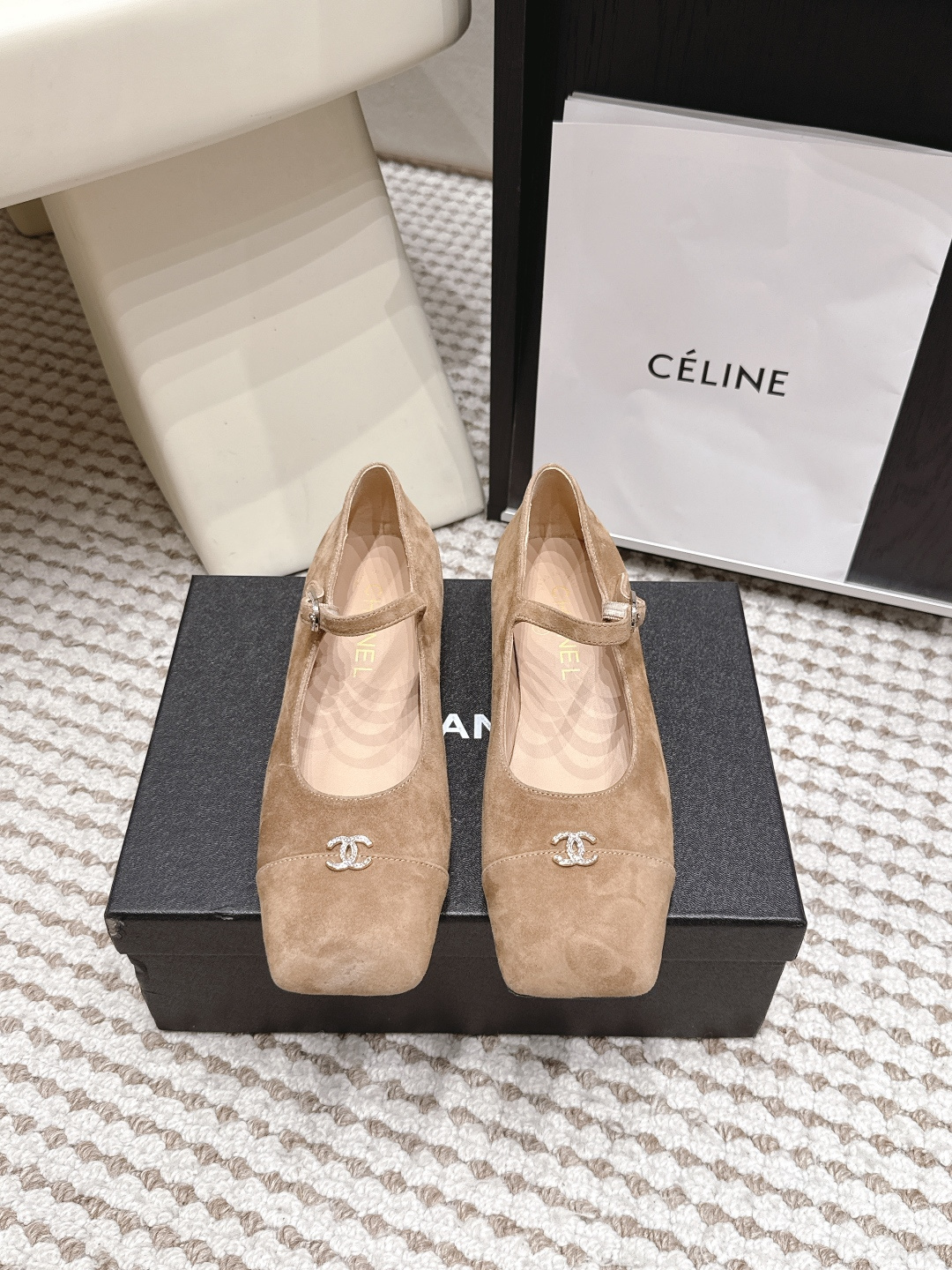 NO:905311,Purchasing-grade Chanel 26/Autumn New Square Toe Mary Jane Shoes Chanel Chanel square toe Mary Jane shoes are made of light nude calfskin, with classic double C metal logos on the uppers, and exquisite details. The square toe design is retro and modern, and the one-line buckle strap is easy to put on and take off, elegant and practical. The low heels are comfortable, suitable for commuting or formal occasions, the light nude color is versatile, and can be easily matched with skirts or trousers, with full French elegance. Size  35-39 (40.41.42 custom-made, non-refundable), mary jane, chanel, chanel, mary jane, skirts, cowhide19860909代购级 Chanel 26/秋季新款 方头玛丽珍鞋 Chanel香奈儿方头玛丽珍鞋,选用浅裸色小牛皮,鞋面点缀经典双C金属标志,细节精致.方头设计复古摩登,一字扣带方便穿脱,优雅又实用. 低跟舒适,适合通勤或正式场合,浅裸色百搭,轻松搭配裙装或裤装,法式优雅气质满分. Size 35-39（40.41.42定做不退换）,玛丽珍,chanel,chanel,mary jane,skirts,cowhide,Women's Shoes
