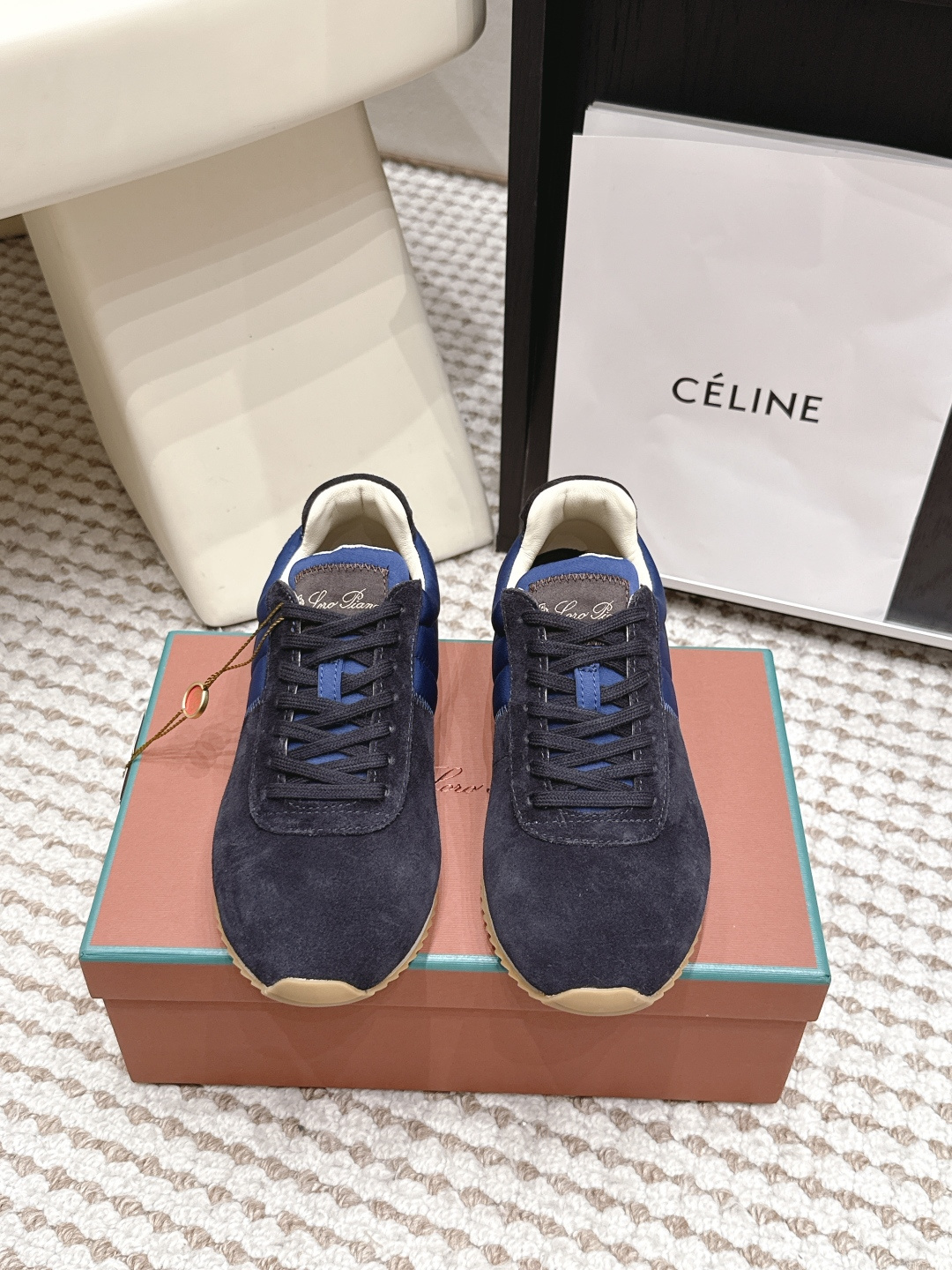 NO:905318,Purchasing-grade LP is purely handmade, the latest color matching in 2026, fashionable casual sports moral training shoes. It comes from Italy and pursues quality and craftsmanship, integrating innovative technology with traditional Italian style. This brand has always been very low-key, but it should be considered a dad-level presence in luxury goods!  His shoes are the same as clothes. The upper body feels like you are in the clouds. They are soft and comfortable, and the upper feet are like a pair of old friends. After you buy his shoes, you will not want to wear many brands of shoes. This is the evaluation of people who have worn these shoes. Wearing them for a day will not make your feet tired or abraded. This is because of the strict requirements on the material, so you can have such a beautiful feeling!  The sneaker style is made of soft deerskin. The breathable properties and flexible texture of the natural material make the sneakers both functional and comfortable. The high-quality metal-free tanning and tumbling process highlights the natural texture of the leather. The camel-colored sole and white rubber trim create a double-layer sole effect, making it also suitable as an everyday shoe. The casual-style suede toe and back panel are decorated with an embossed LP logo on the tongue!  Upper high mercerized cow suede silk cloth lining sheepskin cloth outsole TPU size female 35-40 (40 customized) male 40-45 (45 customized), casual shoes/sports shoes, loro piana, sneakers, sheepskin, real silk19860909代购级 lp纯手工制作,2026最新配色,时尚休闲运动德训鞋 来自意大利的它追求质量和手工,融创新技术与意大利传统风格为一体,这个牌子一直很低调,但是在奢侈品里应该也算是爸爸级的存在！ 他家的鞋子和衣服一样,上身就是处在云朵里一样的触感,柔软舒适贴合,上脚就是一双老朋友,当你买过他家的鞋子后,很多牌子的鞋子都不想穿了,这是穿过这款鞋的人对其的评价,穿一天不会累脚也不会磨脚,这就是对材质的要求苛刻,才会有这般美好的感觉！ 以柔软鹿皮制成的运动鞋款式,天然材料的透气属性与柔韧质感,让球鞋兼具功能性与舒适性,高质量的无金属鞣制和翻滚工艺,凸显了皮革的天然纹理,而骆驼色鞋底与白色橡胶饰边营造出的双层鞋底效果,使其也可作为日常鞋履,打造休闲风格绒面革鞋头和后上片,鞋舌点缀浮雕LP徽标！ 鞋面高丝光牛反绒真丝布 内里羊皮布 大底TPU 码数女35-40（40定制）男40-45（45定制）,休闲鞋/运动鞋,loro piana,sneakers,sheepskin,real silk,Women's Shoes
