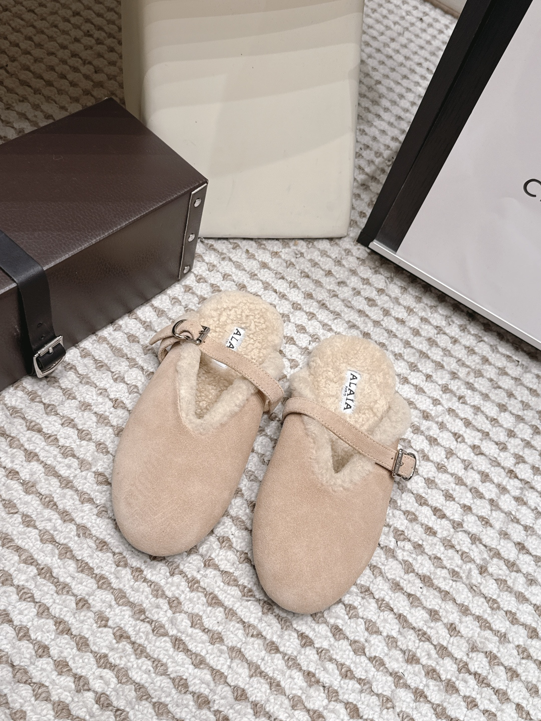 NO:921829,Purchasing agent level Alaa 26/New style for autumn and winter Wool Mary Jane Baotou half-flop Mule slippers These Mary Jane shoes are made of lamb wool, soft and warm, perfect for autumn and winter!  The one-line belt + metal buckle design is full of retro literature and art. The light brown color is super versatile and can be easily worn in skirts or retro styles. The soft-soled design is comfortable to walk without tiring the feet, and is OK for commuting and leisure. The velvet lining makes it warm for travel in cold weather. It is both practical and fashionable. It is a must-have item in autumn and winter!  Retro Maillard with brown coat, straight jeans, corduroy skirt; Korean style gentle off-white knitted suit, wool skirt; Minimalist commuting black suit, cigarette pants, black style suitable for the workplace; Casual relaxed sweatshirt, wide-leg sweatpants, lamb wool jacket. Size 35-39 (customized at 40.41.42.43), furry shoes, mary  jane,hoodie,sweatshirts,skirts,jeans,jackets & coats,business suit19860909代购级 Alaa 26/秋冬新款 羊毛 玛丽珍 包头半拖 穆勒拖 这款玛丽珍鞋采用羊羔毛材质,柔软又保暖,秋冬穿超合适！一字带+金属扣设计,复古文艺感满满,浅棕色调超百搭,裙装或复古风都能轻松驾驭. 软底设计,走路舒适不累脚,通勤休闲都OK.加绒内里,寒冷天气也能温暖出行,兼具实用与时尚,秋冬必入单品！ 复古美拉德搭配棕咖大衣、直筒牛仔裤、灯芯绒半裙； 韩系温柔风米白色针织套装、羊毛半身长裙； 极简通勤黑色西装、烟管裤,黑色款适配职场； 休闲松弛感卫衣、阔腿运动裤、羊羔毛外套. Size 35-39（40.41.42.43定做）,毛毛鞋,mary jane,hoodie,sweatshirts,skirts,jeans,jackets & coats,business suit,Women's Shoes