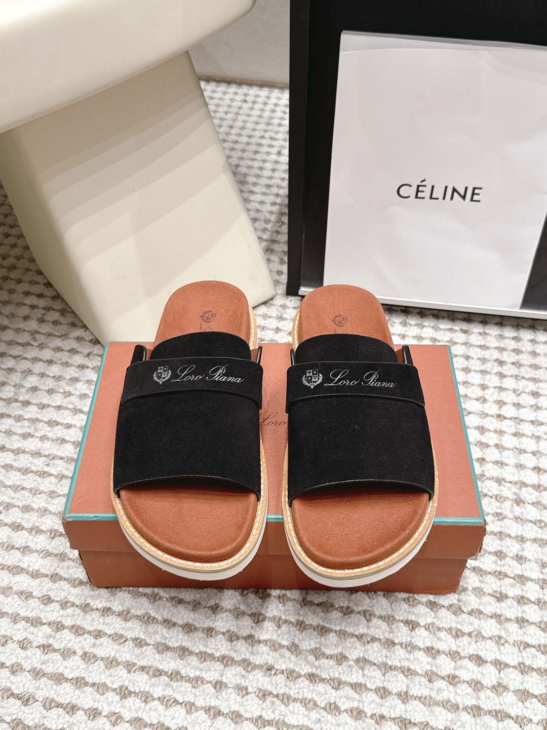 NO:926440,Purchasing level #Men's LP 56/ New suede men's casual men's sandals, retro, simple and fashionable, can easily enhance the sophistication of the overall look when worn with any outfit, making every step appear casual and comfortable, original drawer-style packaging, exquisite and elegant!  Fabric: suede, lining, original molded fabric, outsole, ultra-light rubber foam, Size39-46 (customized for 45 and 46), slippers, loro piana, slippers, chamois leather19860909代购级 #男款 LP 56/ 新款麂皮 男士休闲男凉拖鞋 复古简约又不失时尚感,搭在任何穿搭上,都能轻松提升整体造型的精致度,每一步都走出随性自在 ,原版抽屉式包装,精致而大气i！ 面料麂皮 内里原版开模面料 大底超轻橡胶发泡 Size39-46（45 46定做）,拖鞋,loro piana,slippers,chamois leather,Women's Shoes