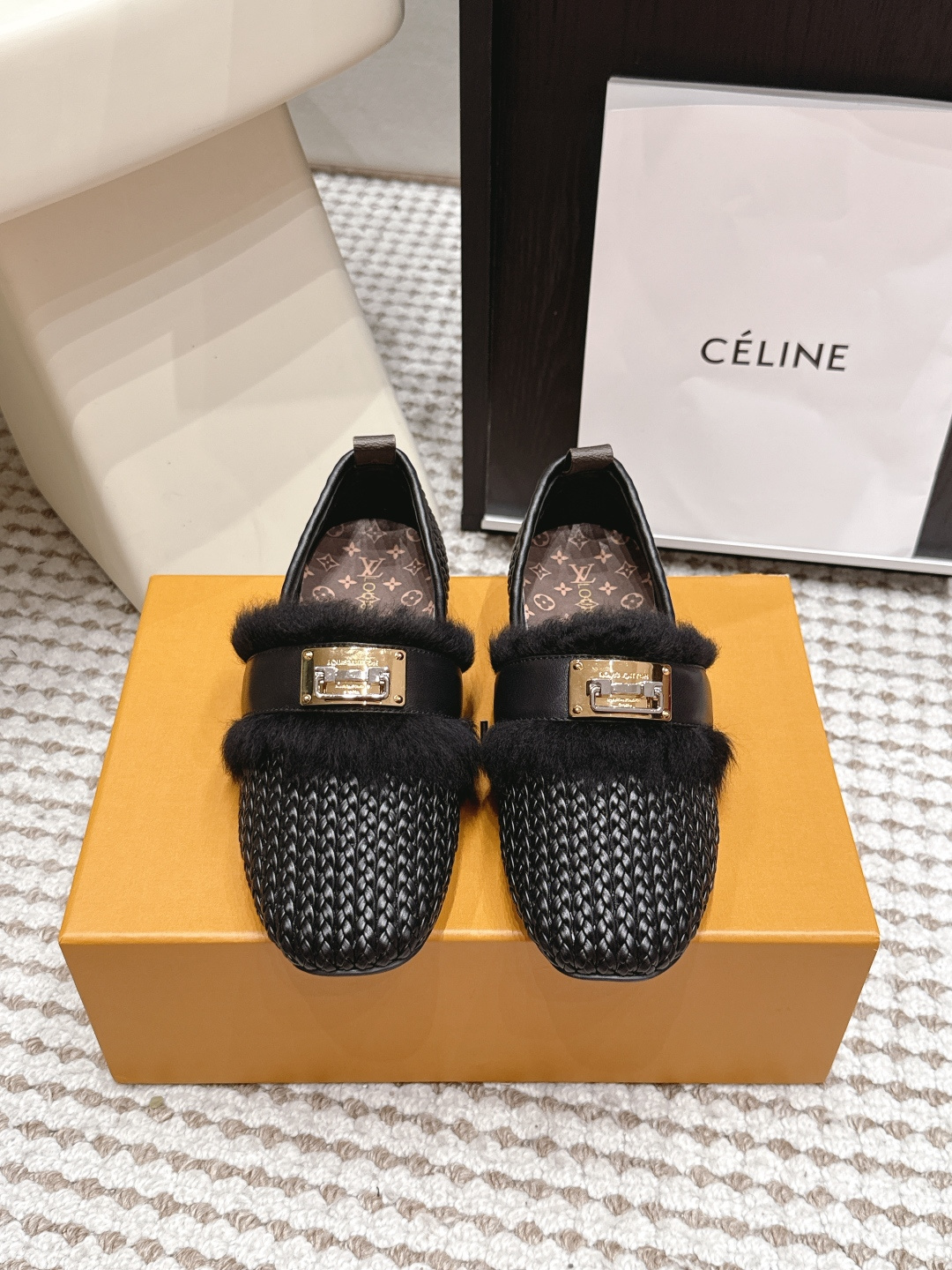 NO:926369,Purchasing-grade Louis Vuitton new product, female style ~ full of high-end feeling: woven texture + plush edge design, lazy and fashionable, will turn heads when going out in autumn and winter! Must pay attention to details: black handbag with floral embroidery + metal LV logo, perfect for sophistication, suitable for commuting and dating ~ Comfort and appearance coexist: flat shoes + soft plush, no pressure for long walks, paired with a chain bag for an even more light and luxurious feel!  Outfit inspiration: Shoes and bags of the same color echo, woven elements echo the natural texture, and plush embellishments add a gentle atmosphere, easily creating a 'noble and lazy style'! Tips: Pair with light-colored trousers or skirts to highlight the design of shoes and bags; the plush parts are easy to stain with dust, so it is recommended to clean them regularly with a soft brush~ (Note: The shoes are LV woven plush flats, which are the brand's classic design language, suitable for fashion lovers who pursue texture and personality.) Size  35–40,loafers,flats,skirts,louis vuitton,louis vuitton,louis vuitton,loafers,flats,skirts19860909代购级 Louis Vuitton 路易威登新品 女主风～高级感拉满:编织纹理+毛绒边设计,慵懒又时 髦,秋冬出街回头率爆表! 细节控必入:黑色手提包花卉刺绣+金属LV 标,精致度直接拉满,通勤约会都适配~ 舒适与颜值并存:平底鞋型+柔软毛绒,长时间 行走无压力,搭配链条包更显轻奢感! 穿搭灵感:同色系鞋包呼应,编织元素呼应自 然质感,毛绒点缀增添温柔氛围,轻松打造“贵气 慵懒风”! 小Tips:搭配浅色裤装或裙装,突出鞋包设计 感;毛绒部分易沾灰,建议用软毛刷定期清理~ (注:鞋款为LV编织毛绒平底鞋,均属品牌经典设计语言,适合追求 质感与个性的时尚爱好者.) Size 35–40,乐福鞋半拖,louis vuitton,louis vuitton,louis vuitton,loafers,flats,skirts,Women's Shoes