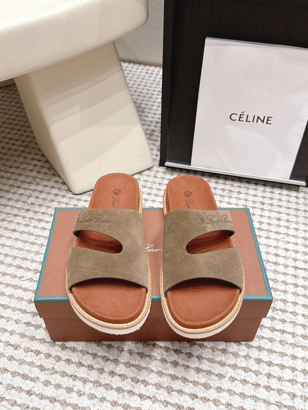 NO:926340,Purchasing Level # Men's LP 56/ New Suede Men's Casual Men's Slippers. Retro, simple and fashionable. When worn with any outfit, it can easily enhance the sophistication of the overall look. Every step is casual and comfortable. Original drawer-style packaging, exquisite and elegant!  Fabric: suede, lining, original molded fabric, outsole, ultra-light rubber foam, Size39-46 (customized for 45 and 46), slippers, loro piana, slippers, chamois leather19860909代购级 # 男款 LP 56/ 新款麂皮 男士休闲男拖鞋 复古简约又不失时尚感,搭在任何穿搭上,都能轻松提升整体造型的精致度,每一步都走出随性自在 ,原版抽屉式包装,精致而大气i！ 面料麂皮 内里原版开模面料 大底超轻橡胶发泡 Size39-46（45 46定做）,拖鞋,loro piana,slippers,chamois leather,Women's Shoes