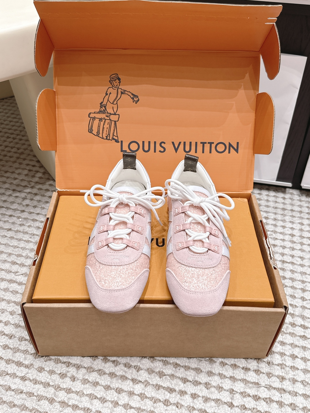 NO:926423,Purchasing-grade Louis Vuitton Sneakerina series ballet shoes, moral training shoes, flat casual shoes, LV Sneakerina ballet sneakers are made of soft suede calfskin in a Sacchetto shape, showing the wonderful fusion of sneakers and ballet shoes. The fluffy label on the laces reflects the humor of the brand mascot Vivienne. The lightweight injection-molded TPU outsole incorporates the brand's signature details. Size  35-39 (customized at 40.41.42), casual shoes/sports shoes, louis vuitton, louis vuitton, flats, sneakers, cowhide19860909代购级 Louis Vuitton Sneakerina系列芭蕾舞鞋 德训鞋 平底鞋休闲鞋 LV Sneakerina 芭蕾运动鞋以柔软绒面牛皮革塑就 Sacchetto 构型,展现运动鞋和芭蕾舞鞋的美妙融合 鞋带处的蓬松标签映现品牌吉祥物 Vivienne 的诙谐意趣.轻盈注塑 TPU 外底融入品牌标志性细节. Size 35-39（40.41.42定做）,休闲鞋/运动鞋,louis vuitton,louis vuitton,flats,sneakers,cowhide,Women's Shoes