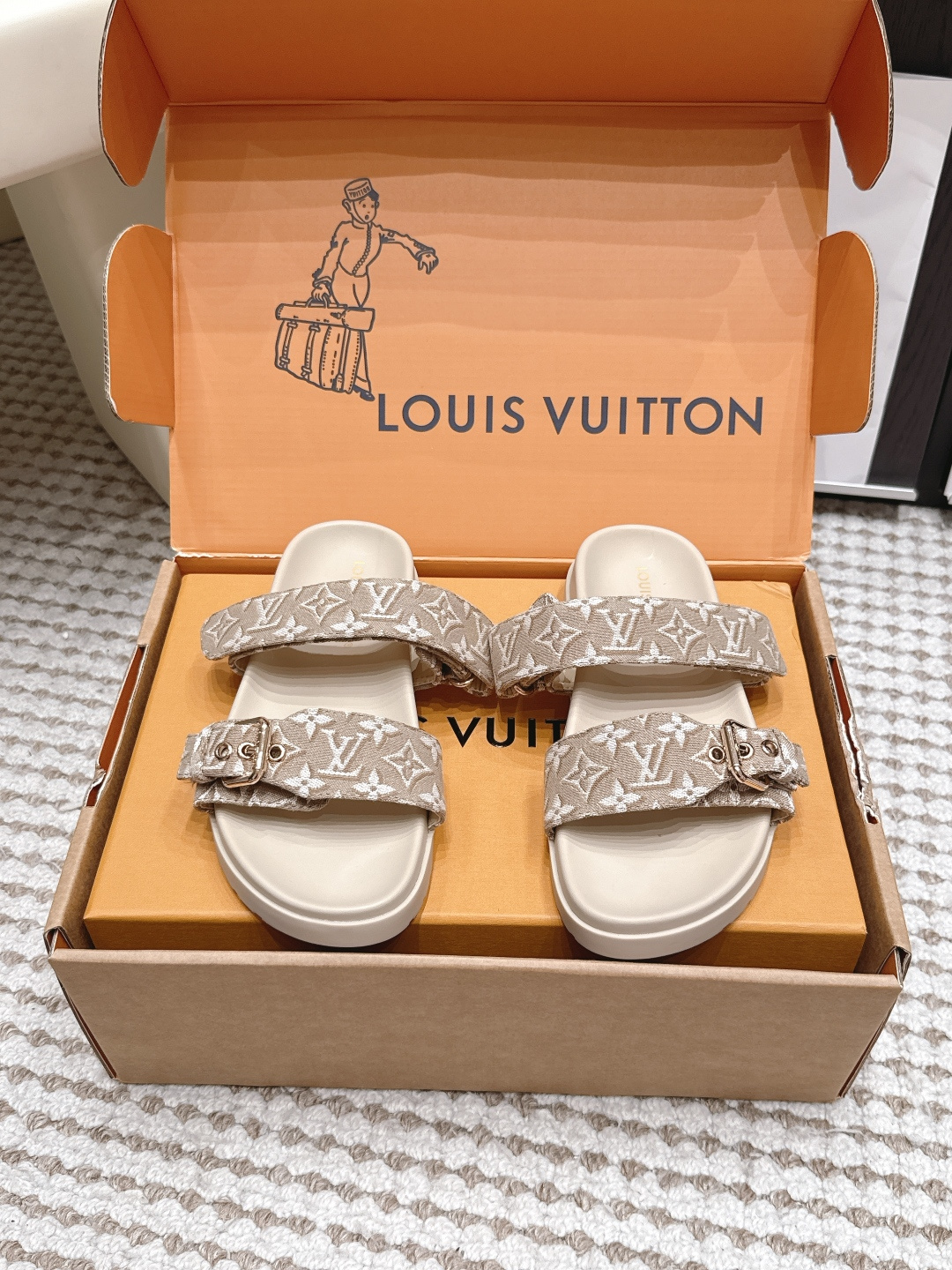 NO:926407,Purchasing Level # Couple Style LOUIS VUITTON 26/New Jacquard Double-Tab Casual Sandals. Classic presbyopia logo on the upper, simple and recognizable. The color is so beautiful that it is easy to put on and take off and suitable for different foot types. The rubber sole is non-slip and can be easily controlled in daily life or vacation. The overall design is comfortable and fashionable. It is a versatile item in summer. It can be easily held whether in leisure or vacation style!  Specially customized fabric, sheepskin lining, original rubber outsole, Size 35-45 (customized for women 40 and men 45), slippers, louis vuitton, slippers, sheepskin19860909代购级 # 情侣款 LOUIS VUITTON 26/新款 提花双袢休闲凉拖 鞋面经典老花标志,简约又有辨识度.颜色太美穿脱方便,适合不同脚型.橡胶鞋底防滑,日常或度假都能轻松驾驭.整体设计舒适又时髦,是夏季百搭单品,无论休闲还是度假风都能轻松hold住！ 面料特殊定制布面 内里羊皮 大底原版橡胶大底 Size35-45（女40 男45定做）,拖鞋,louis vuitton,slippers,sheepskin,Women's Shoes