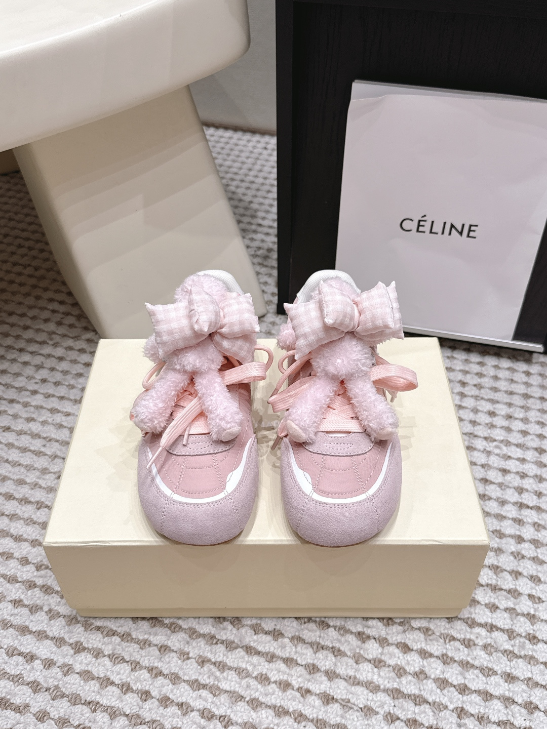 NO:926379,Purchasing agent level, niche brand 13DEMARZO 26ss new model, 3D doll, dissolving shoes, casual shoes, 3D bear doll dissolving shoes. This pair of shoes uses a unique dissolving design to make every step full of fun. The three-dimensional design of the bear doll makes this pair of shoes stand out from the crowd and become the most beautiful cub on the street. Foamed big-toe soles are soft and cute. Super light. A must-have artifact for beauties. Upper layer of cowhide. Original breathable Monica mesh inside.  Heel height 4cm, sole original molded rubber outsole Size#35-40 (40 custom made, non-returnable), casual shoes/sports shoes, sneakers, cowhide19860909代购级 小众品牌13DEMARZO 26ss新款 立体玩偶 溶解鞋 休闲鞋 立体小熊玩偶溶解鞋 这双鞋采用独特溶解设计 让每一步都充满趣味 小熊玩偶的立体设计 让这双鞋在人群中脱颖而出 成为街头最靓的崽 发泡大头鞋底软萌可爱 超级轻盈 美女必备神器 鞋面头层牛皮 内里原版透气莫尼卡网纱 跟高4cm 鞋底原版开模橡胶大底 Size#35-40（40定做不退换）,休闲鞋/运动鞋,sneakers,cowhide,Women's Shoes