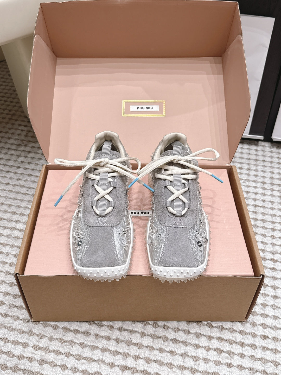 NO:926392,Purchasing-grade Miu Miu 26/ new summer rhinestone and sequin De Xun sneakers have a delicate, sweet and luxurious retro atmosphere. The sides are full of rhinestones and sequins, the diamond surface is full and shining, the shoe body lines are simple and smooth, the widened footbed accommodates various foot types, and is friendly to wide and thick feet. The double shoelace style is easy to put on and take off, and the tightness can be adjusted freely.  Suitable for sweet girls' casual style and retro wear, not picky about foot shape, exquisite tonality and comfort, preferred item for spring and summer wear. Upper cow suede/cloth, lining sheepskin, outsole TPU outsole, heel height 3.5cm, Size 35-40 (customized for 40), casual shoes/sports shoes, miumiu, sneakers, sheepskin19860909代购级 Miu Miu 26/ 夏季新款水钻亮片德训运动鞋 自带精致甜奢复古氛围感,侧边满幅水钻+亮片装饰,钻面饱满闪耀,鞋身线条简约流畅,加宽鞋床包容各类脚型,对宽脚、厚脚都很友好,双鞋带系带款式穿脱便捷,松紧可自由调节. 适配甜妹休闲风与复古穿搭,不挑脚型,精致调性与舒适度兼顾,春夏穿搭优选单品. 鞋面牛反绒/布 内里羊皮 大底TPU大底 跟高3.5cm Size35-40（40定做）,休闲鞋/运动鞋,miumiu,sneakers,sheepskin,Women's Shoes