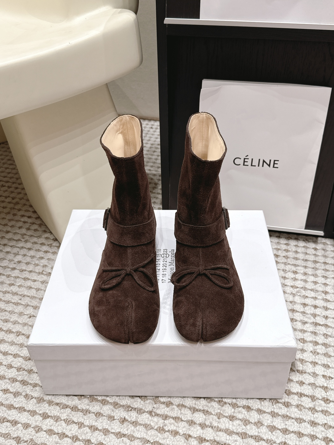 NO:926329,Purchasing-grade Maison Margiel*26ss summer new split-toe pleated flat short boots, full of cool and relaxed literary atmosphere, soft and waxy leather to create naturally piled pleated boot shafts, classic split-toe shoe shape with niche design, flat soles that are both lazy and casual, and multi-color to cover various styles.  Combining minimalist split-toe design and lazy stacked boot elements, taking into account niche recognition and daily practicality, it can easily create a relaxed and cool autumn and winter style. One piece can enhance the unique texture of the entire outfit. Sheepskin upper, sheepskin lining, Italian leather outsole, size 35-41 (customized sizes 40 and 41 are non-returnable), split-toe shoes, boots, sheepskin, Leather soles19860909代购级 Maison Margiel*26ss夏季新款分趾褶皱平底短靴 清冷松弛文艺氛围感拉满,软糯全皮打造自然堆堆褶皱靴筒,经典分趾鞋型自带小众设计感,平底兼顾慵懒随性,多色系覆盖各类穿搭风格. 融合极简分趾设计与慵懒堆堆靴元素,兼顾小众辨识度与日常实穿性,轻松塑造松弛清冷氛围感秋冬造型,一件就能提升整套穿搭独特质感. 鞋面羊皮 内里羊皮 大底意大利真皮大底 size35-41码（40、41码定制不退换）,分趾鞋,boots,sheepskin,Leather soles,Women's Shoes