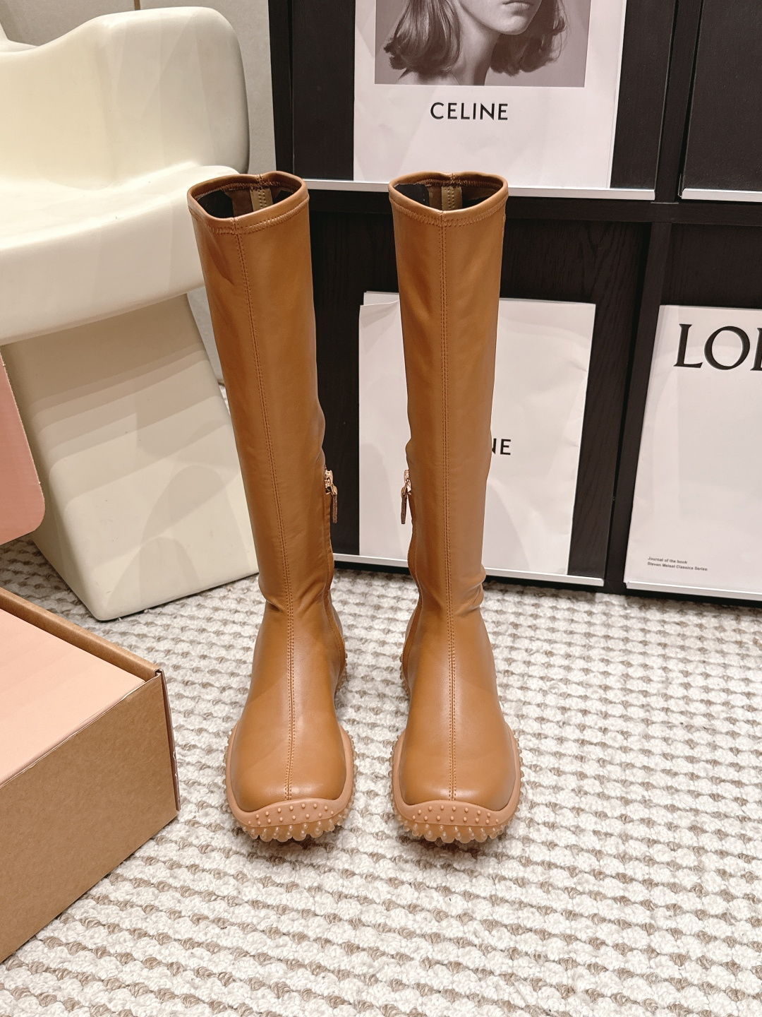 NO:926458,Purchasing agent level MiuMiu 26/ The latest autumn and winter catwalk boots, elastic boots, the most photographed item in the autumn and winter shows. It is hard to find a pair of shoes at miu’s ordering meeting. There are so many celebrity fashion bloggers planting grass. This year’s most worth buying boots, there is no one!  This autumn and winter are really cool. The Maillard color leather is super versatile and beautiful. The fabric is actually very soft and easy to wear!  The foot feels great no matter whether the legs are thick or thin, they can be worn with a loose feeling and are very long, sporty and high-end. The fabric is imported stretch leather, the lining is stretch leather, and the outsole is original molded and customized. Size35-40 (customized for 40), boots, miumiu, boots19860909代购级 MiuMiu缪缪 26/ 秋冬最新走秀款长靴 弹力靴 秋冬秀款出镜率最高的单品 miu家订货会一鞋难求 超多明星时尚博主种草 今年最值得入手的靴子 没有之一！今年秋冬确实泰酷辣 美拉德色系皮料 超级百搭好看 面料其实非常软巨好穿！脚感超赞 不管腿粗腿细 都能穿出宽松感而且非常显长运动风高级感十足 面料进口弹力皮 内里弹力皮 大底原版开模定制底 Size35-40（40定做）,靴子,miumiu,boots,Women's Shoes