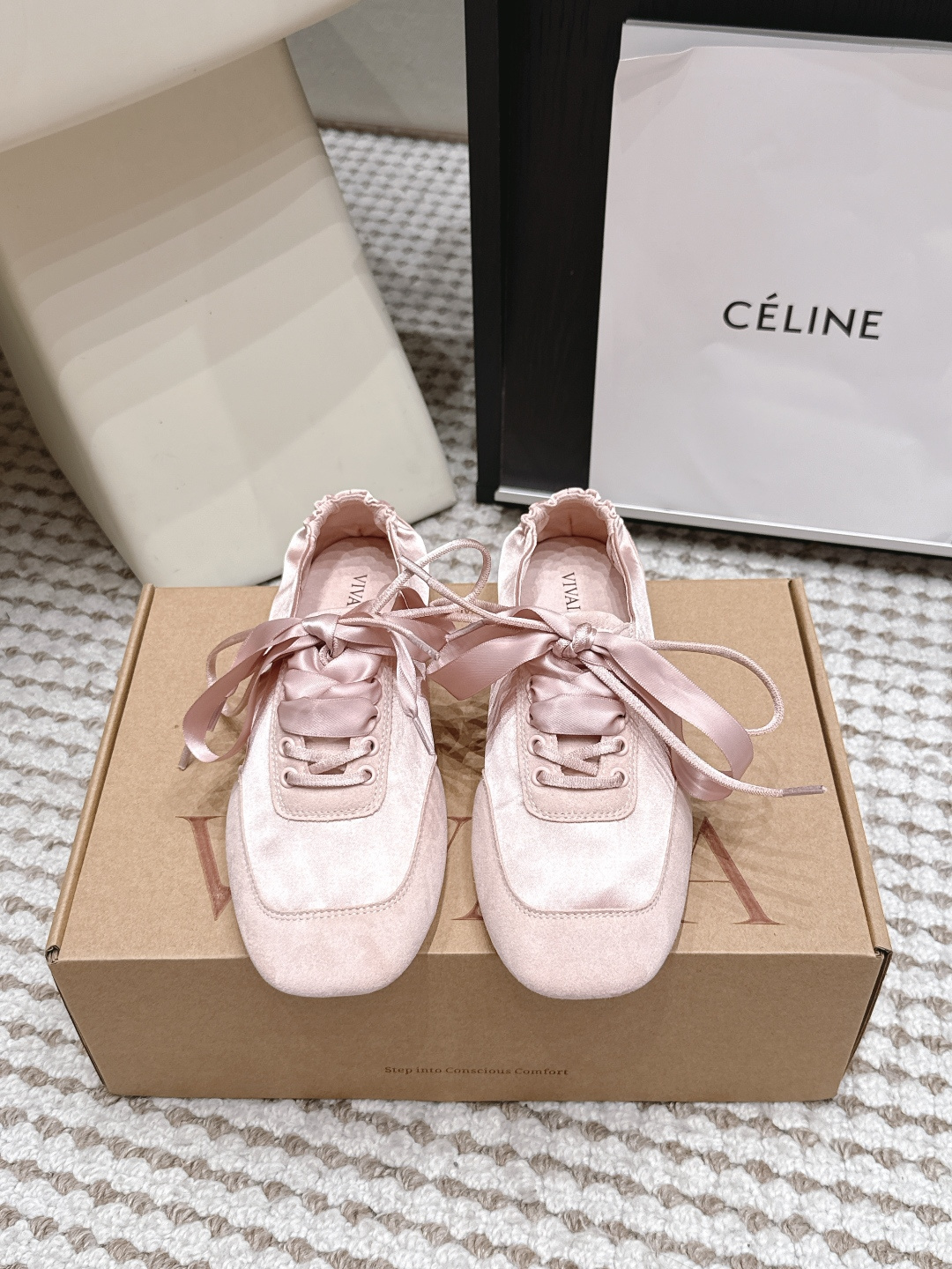NO:926448,Purchasing-grade Vivai*26/ The new summer ribbon square-toe ballet shoes have a gentle and relaxed atmosphere. The satin material is delicate and soft, and the pleated heel is matched with a ribbon strap, which makes the lazy elegance just right. It is highly suitable for daily wear. It goes well with wide-leg jeans, floral skirts, and simple straight pants. It can be easily controlled when going out for shopping, commuting, walking, and daily appointments. Silk upper, silk cloth lining, rubber outsole  size 35-40 (customized sizes 40 are non-refundable), ballet shoes, skirts, jeans, real silk19860909代购级 Vivai*26/ 夏季新款丝带方头芭蕾舞鞋 自带温柔松弛的氛围感,缎面材质泛着细腻柔光,褶皱后跟搭配丝带绑带,把慵懒优雅拿捏得恰到好处. 日常穿搭适配度极高,搭配阔腿牛仔裤、碎花半身裙、简约直筒裤都很和谐,出门逛街、通勤散步、日常约会都能轻松驾驭. 鞋面真丝布 内里真丝布 大底橡胶大底 size35-40码（40码定制不退换）,芭蕾舞鞋,skirts,jeans,real silk,Women's Shoes