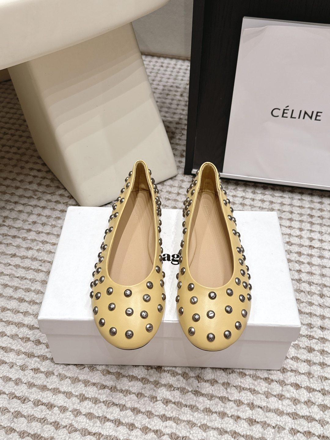 NO:926439,Purchasing agent Gimagua* 26/ New summer rivet flat shoes. These rivet flat shoes are based on a simple shoe shape. The metal rivets scattered throughout the shoe inject just the right cool aura into the whole, breaking the boring feeling of the basic model, and have a casual and eye-catching effect.  The neat flat shoe shape fits the curve of the foot, and there is no pressure or fatigue when walking. Whether it is daily shopping or light commuting, it can be easily adapted and worn for a long time without any burden. Sheepskin upper, sheepskin lining, Italian genuine leather outsole, size 35-41 (40 41 customized, non-returnable), single shoes, flats, sheepskin, Leather soles19860909代购级 Gimagua* 26/ 夏季新款铆钉平底单鞋 这款铆钉平底鞋,以简约鞋型为基底,鞋身错落点缀的金属铆钉,为整体注入了恰到好处的酷飒气场,打破了基础款的沉闷感,自带随性又亮眼的吸睛效果. 利落的平底鞋型贴合脚型曲线,行走时无压不累脚,不管是日常出门逛街还是轻通勤场景,都能轻松适配,长时间穿着也毫无负担. 鞋面羊皮 内里羊皮 大底意大利真皮大底 size35-41（40 41定制不退换）,单鞋,flats,sheepskin,Leather soles,Women's Shoes