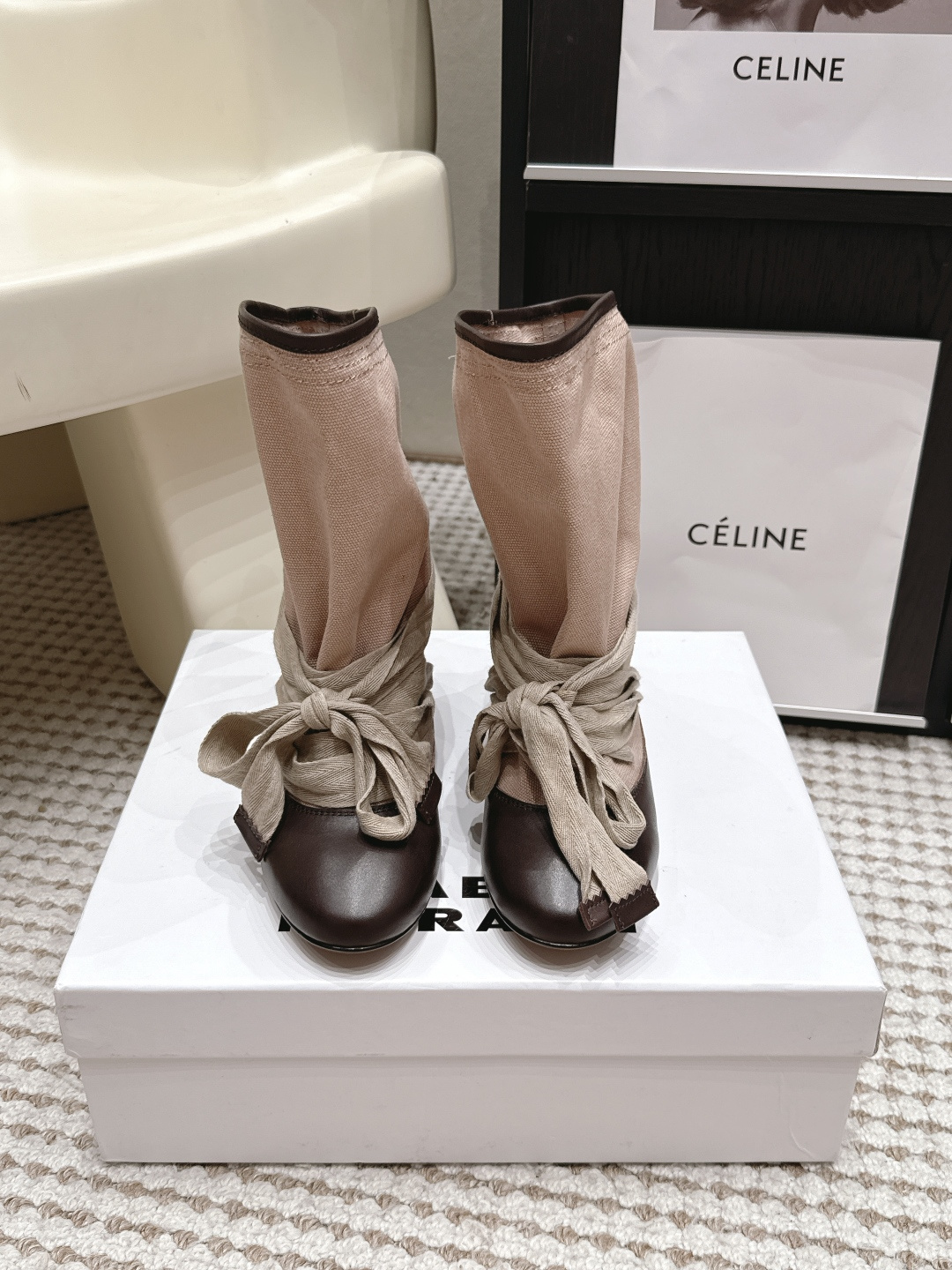 NO:926413,Purchasing agent Isabel Marant 26/spliced ​​strap pile boots, gentle and relaxed, full of autumn and winter atmosphere!  Canvas spliced bright leather toe, boots with natural pleats, large side strap bows are soft and super gentle. The low flat heel is zero burden when walking, and the round toe shape accommodates various foot types, mostly light colors, gentle and versatile. Paired with long skirts and straight jeans, it has a lazy Korean feel, a standard for gentle and artistic ladies, and directly fills the daily street atmosphere. Fabric cowhide stitching canvas, sheepskin lining outsole Italian genuine leather outsole  Size35-42 (40 41 42 customized), boots, boots, skirts, jeans, cowhide, sheepskin, Leather soles19860909代购级 Isabel Marant 26/拼接绑带堆堆靴温柔松弛感拉满 秋冬氛围感神靴！帆布拼接亮皮鞋头,靴身自带自然堆褶,侧面大绑带蝴蝶结软乎乎超温柔.低平跟走路零负担,圆头版型包容各种脚型,多浅色系,温柔又百搭. 搭配长裙、直筒牛仔裤都自带慵懒韩系感,温柔文艺小姐姐标配,日常出街氛围感直接拉满 面料牛皮拼接帆布 内里羊皮 大底意大利真皮大底 Size35-42（40 41 42定做）,靴子,boots,skirts,jeans,cowhide,sheepskin,Leather soles,Women's Shoes