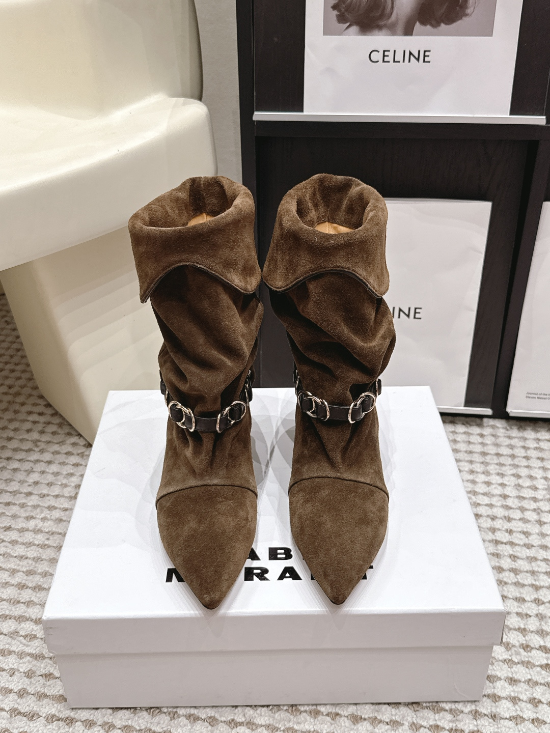 NO:926421,Purchasing agent Isabel Marant 26/retro pleated metal chain pointed toe boots. Autumn and winter hot girl atmosphere boots are online!  The folded boots have lazy pleats, and the metal buckle straps are full of coolness. The pointed stilettos are neat and slim, quietly elongating the leg lines, and the black, dark purple, coffee, and khaki earth tones are fully covered. Paired with leather skirts and slim jeans, they are beautiful and sassy, and can be worn for commuting and dating, and the retro lady temperament is directly added. Fabric cowhide, sheepskin lining, outsole Italian leather outsole  Size35-42 (customized at 40.41.42), boots, boots, skirts, jeans, cowhide, sheepskin, Leather soles19860909代购级 Isabel Marant 26/复古褶皱金属链尖头堆堆靴 秋冬辣妹氛围感战靴上线！翻折靴筒自带慵懒褶皱,金属环扣饰带酷感拉满. 尖头细跟利落显瘦,悄悄拉长腿部线条,黑、深紫、咖、卡其大地色系全覆盖. 搭配皮裙、修身牛仔裤又美又飒,通勤约会都能hold住,复古御姐气质直接拉满 面料牛皮 内里羊皮 大底意大利真皮大底 Size35-42（40.41.42定做）,靴子,boots,skirts,jeans,cowhide,sheepskin,Leather soles,Women's Shoes