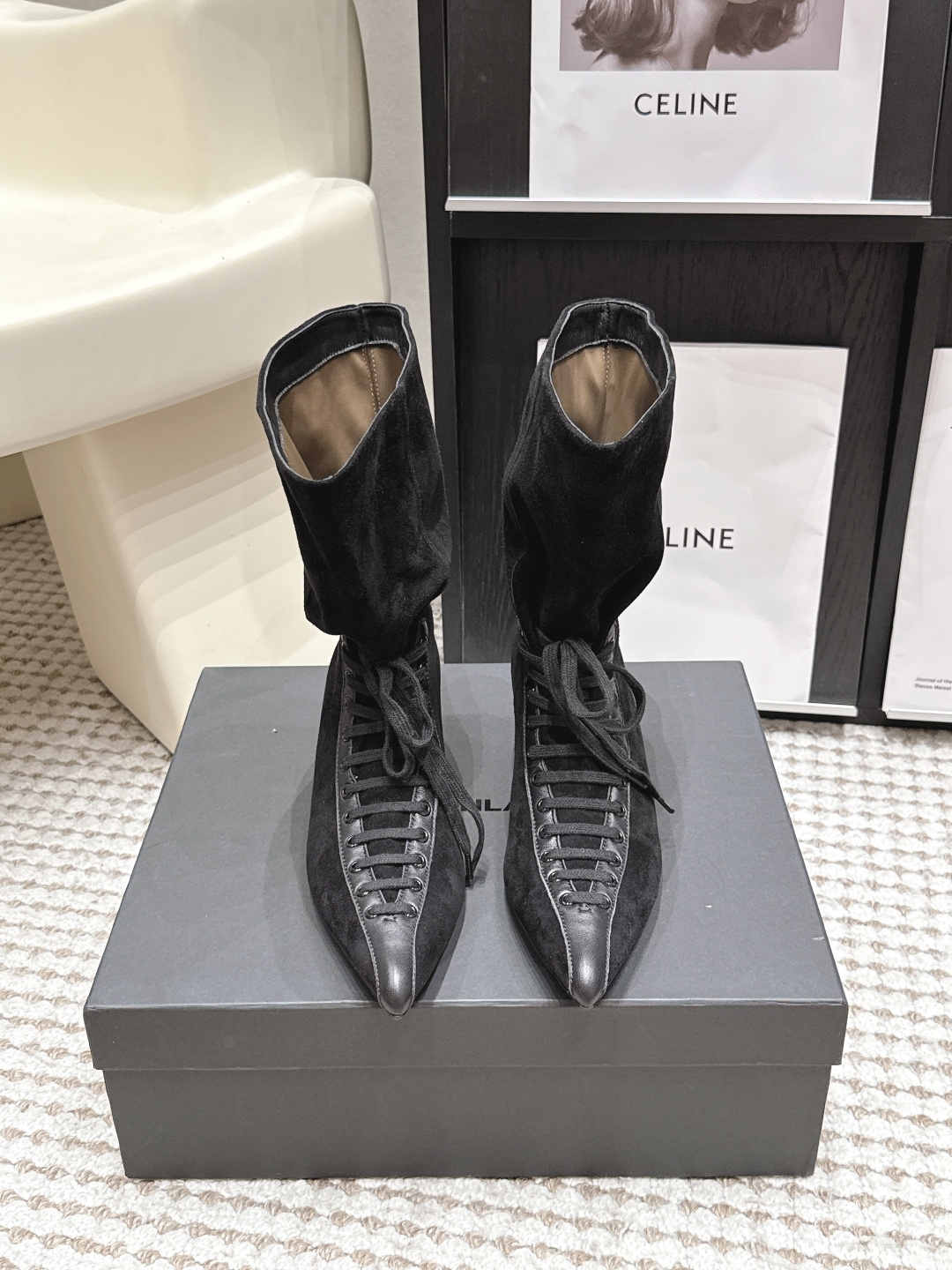NO:926430,Purchasing agent Dymonlatry 26/ Retro pointy-toe lace-up boots. Pointy-toe boots. This year's hottest pointy-toe lace-up shoes for hot girls. They are divided into short boots and single shoes. The splicing suede + bright leather texture is superb.  The slender pointed toe elongates the leg line, the strap design of the whole shoe is retro and slimming, and the pile of boots brings a lazy atmosphere. The two-color black and coffee are versatile, and the stiletto heels bring an aura when walking. Paired with leather jackets and skirts, you can directly achieve the retro girly style, and it will not hit the niche!  Fabric sheepskin, lining sheepskin, outsole original molded rubber sole Size35-41 (customized 40 41), boots, boots, skirts, leather jacket, sheepskin, chamois leather19860909代购级 Dymonlatry 26/ 复古尖头绑带靴 尖头靴子 今年爆火的辣妹尖头系带鞋,分短靴与单鞋两款,拼接麂皮+亮皮质感层次超绝. 纤细尖头拉长腿部线条,全鞋绑带设计复古又显瘦,堆堆靴筒自带慵懒氛围感.黑咖双色百搭,细高跟走路自带气场,搭配皮衣、半身裙直接拿捏复古拽姐风,小众不撞款！ 面料羊皮 内里羊皮 大底原版开模橡胶底 Size35-41（40 41定做）,靴子,boots,skirts,leather jacket,sheepskin,chamois leather,Women's Shoes