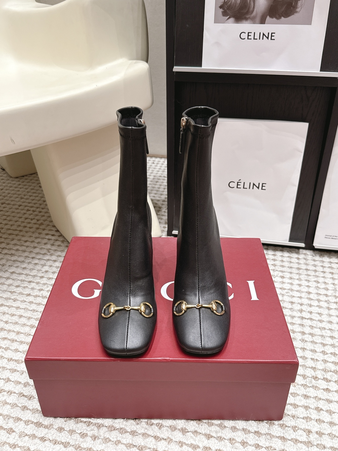 NO:926397,Purchasing-grade Gucci 26/ New Horsebit high-heeled boots. The classic horsebit design is full of retro charm, and the metal buckle is embellished with details. The boots are slim and tall immediately. They are perfect for commuting and dating. They are smart and stylish with suits and gentle and elegant with skirts. They are a must-have fashion item in autumn and winter. They are comfortable and not tiring on the feet. They are a must-have for shoe cabinets. Original custom-made leather fabric, sheepskin lining, outsole, genuine leather outsole imported from Italy.  Heel height 8.5cm Size35-42 (40 41 42 customized), boots, gucci, gucci, boots, skirts, business suit, sheepskin, Leather soles19860909代购级 Gucci古驰 26/ 新款 马衔扣高跟靴子 经典马衔扣设计复古韵味十足,金属扣点缀细节满分,靴筒显瘦显高效果立竿见影,通勤约会都能完美适配,搭西装干练有型,配裙子温柔显气质,秋冬必备的时髦单品,上脚舒适不累脚,鞋柜必备的高级感. 面料原版定制皮料 内里羊皮 大底意大利进口真皮大底 跟高8.5cm Size35-42（40 41 42定做）,靴子,gucci,gucci,boots,skirts,business suit,sheepskin,Leather soles,Women's Shoes
