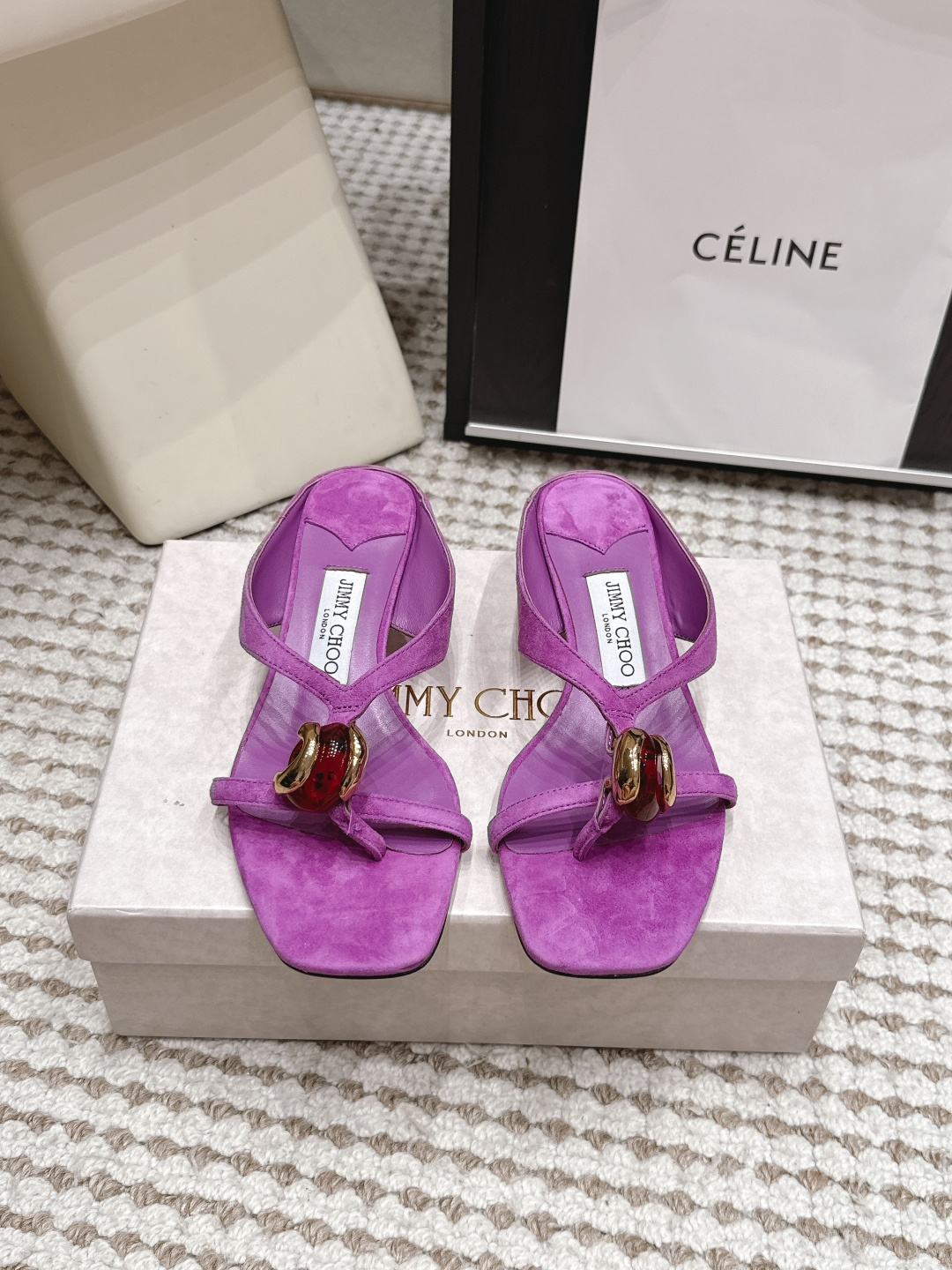 NO:926317,Purchasing agent Jimmy Cho*26/ Summer new color treasure thong cat-heeled sandals. This high-heeled thong sandal uses exquisite colorful treasure accessories to create a light and luxurious atmosphere. The square toe is matched with a slim thong strap to neatly modify the foot shape, and the toe is decorated with large faceted gemstones.  The outfit is suitable for a variety of exquisite dressing scenes. It is easy to create a gentle date look with a satin suspender skirt for daily use. It can be worn with slim-fitting suit pants to weaken the dullness of formal clothes and create a light and luxurious commuting outfit. The elegant long skirt on vacation stands out in the atmosphere. The upper is sheep suede and the lining is water-dyed sheepskin. The outsole is Italian leather. The heel height is 3cm, size 35-41 (40 41 customization is not returnable), split-toe shoes, jimmy choo, skirts, business  suit,sheepskin,leather soles19860909代购级 Jimmy Cho*26/ 夏季新款彩宝夹趾猫跟凉拖 这款夹趾高跟凉拖凭借精致彩宝配饰打造轻奢氛围感,方头搭配纤细夹趾带利落修饰脚型,鞋头点缀大块切面宝石. 穿搭适配多种精致穿搭场景,日常搭配缎面吊带短裙轻松拿捏温柔约会造型,搭配修身西装裤可以弱化正装沉闷打造轻奢通勤穿搭,度假搭配飘逸长裙在氛围感穿搭里脱颖而出. 鞋面羊反绒 内里水染羊皮 大底意大利真皮大底 跟高3cm size35-41码（40 41定制不退换）,分趾鞋,jimmy choo,skirts,business suit,sheepskin,Leather soles,Women's Shoes