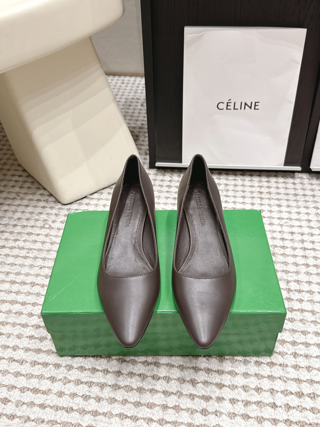 NO:926389,Purchasing agent level Bottega Veneta26/ new simple kitten heel high heels  The sharp pointed toe design that is instantly noticeable perfectly modifies the foot shape. The upper foot becomes slender and jade-like in seconds, easily elongating the leg line and fully opening up the aura. The minimalist shoe body line has no unnecessary decoration, carving the sense of high-end into the bones, low-key and noble, and is completely suitable for the workplace.  God assists. Easily adapts to various styles of clothing. Whether you are a fashion blogger who pursues minimalist style or an urban beauty who prefers texture, this pair of shoes can accurately hit your preferences. If you keep your eyes open, buy it early and add it to your shoe cabinet!  Sheepskin upper, sheepskin lining, outsole, Italian leather outsole, heel height 4cm, size 35-42 (40 41 42 customized, non-refundable), high-heeled shoes, bottega veneta, high heels, sheepskin, Leather soles19860909代购级 Bottega Veneta26/ 新款 简约 小猫跟高跟鞋 一眼沦陷的利落尖头设计,完美修饰脚型,上脚秒变纤细玉足,轻松拉长腿部线条,气场全开.极简的鞋身线条没有多余装饰,把高级感刻进骨子里,低调又显贵,完全是职场穿搭的神助攻.轻松适配各种穿搭风格,不管是追求极简风的穿搭博主,还是偏爱质感的都市丽人,这双鞋都能精准戳中你的喜好.闭眼入不踩雷的款,早买早美,赶紧把它加入你的鞋柜吧！ 鞋面羊皮 内里羊皮 大底意大利真皮大底 跟高4cm size35-42（40 41 42定制不退换）,高跟鞋单鞋,bottega veneta,high heels,sheepskin,Leather soles,Women's Shoes