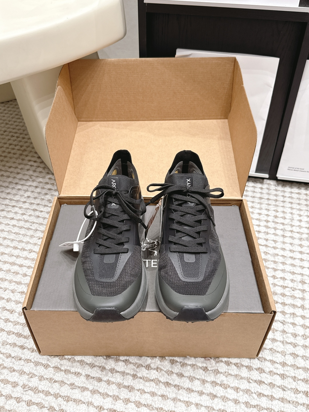 NO:926353,Purchasing agent #Men's ARC'TERYX SYLAN new racing mountain running shoes, outdoor leisure sports shoes, multi-functional waterproof off-road shoes, breathable sports shoes rock climbing shoes structure midsole TPU chassis supports protecting feet》3D molded rubber toe, integrated lacing system The upper is made of tear-resistant mesh, TPU protective film and nubuck synthetic fabric, light, breathable, comfortable and wear-resistant, the insole is 4mm thick OrthoLite  3D molded insole. The sole is made of Vibran outsole, which is super elastic, non-slip and wear-resistant. Fabric: original customized imported waterproof technology mesh. Lining: original customized breathable mesh lining. Outsole: original molded foam high elastic material. Bottom thickness: 4.5CM. Size: Men's 39-45, casual shoes/sports shoes arc'teryx, sneakers.19860909代购级#男款 ARC'TERYX 始祖鸟 SYLAN新款竞速山地跑鞋 户外 休闲 运动鞋 多功能防水越野鞋,透气运动鞋攀岩旅鞋子结构中底TPU底盘支持保护双脚》3D模具制橡胶鞋头,一体化系带系统 鞋面采用防撕裂网布、TPU 保护膜和牛巴革合成面料 轻便透气 舒适耐磨,鞋垫采用4mm厚OrthoLite 3D模制鞋垫 鞋底采用Vibran大底超级高弹 防滑耐磨 面料: 原版定制进口防水科技网面 内里: 原版定制透气网里 大底: 原版开模发泡高弹材质 底厚: 4.5CM Size: 男款39-45,休闲鞋/运动鞋arc'teryx,sneakers,Women's Shoes