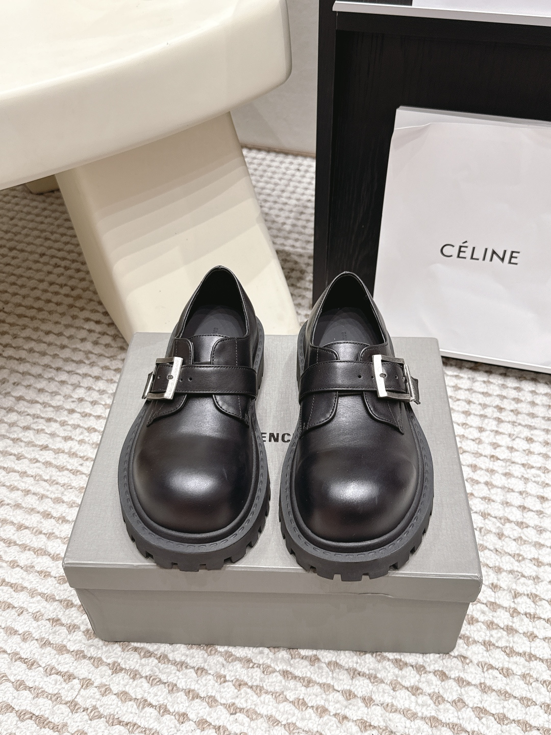 NO:926343,Purchasing agent Balenciaga 2026 early autumn new large round toe buckle lace thick sole Derby shoes Balenciaga Stomper Derby big toe derby shoes, this pair of shoes is simply a dark horse in this year's fashion circle, the exaggerated big toe design makes people fall in love at first sight!  When I first saw it, I was attracted by the big B logo. It’s so recognizable!  Wear it, whether paired with skinny jeans or wide-leg pants, you can easily control it and look extremely fashionable!  The double B decorative buckle is made of pure copper hardware and is hand-inlaid. The fabric is imported cowhide. The lining is imported cowhide. The outsole is original molded rubber outsole. Size 35-41 (40 41 is custom-made and cannot be returned or exchanged), loafers, balenciaga, balenciaga, tom ford, loafers, jeans, cowhide.19860909代购级 Balenciaga 巴黎世家 2026 早秋新款 大圆头 搭扣 系带 厚底 德比鞋 Balenciaga 巴黎世家Stomper Derby 大头德比鞋,这双鞋简直是今年潮流圈的黑马,夸张的大头设计,让人一眼就爱上！第一眼看到它,就被那双大大的B字logo吸引了,太有辨识度了吧！穿上它,无论是搭配紧身牛仔裤还是阔腿裤,都能轻松驾驭,时尚感爆棚！双B装饰扣采用纯铜五金手工镶嵌制作 面料进口牛皮 内里进口牛皮 大底原版开模橡胶大底 Size35-41（40 41 定做不退换）,乐福鞋,balenciaga,balenciaga,tom ford,loafers,jeans,cowhide,Women's Shoes