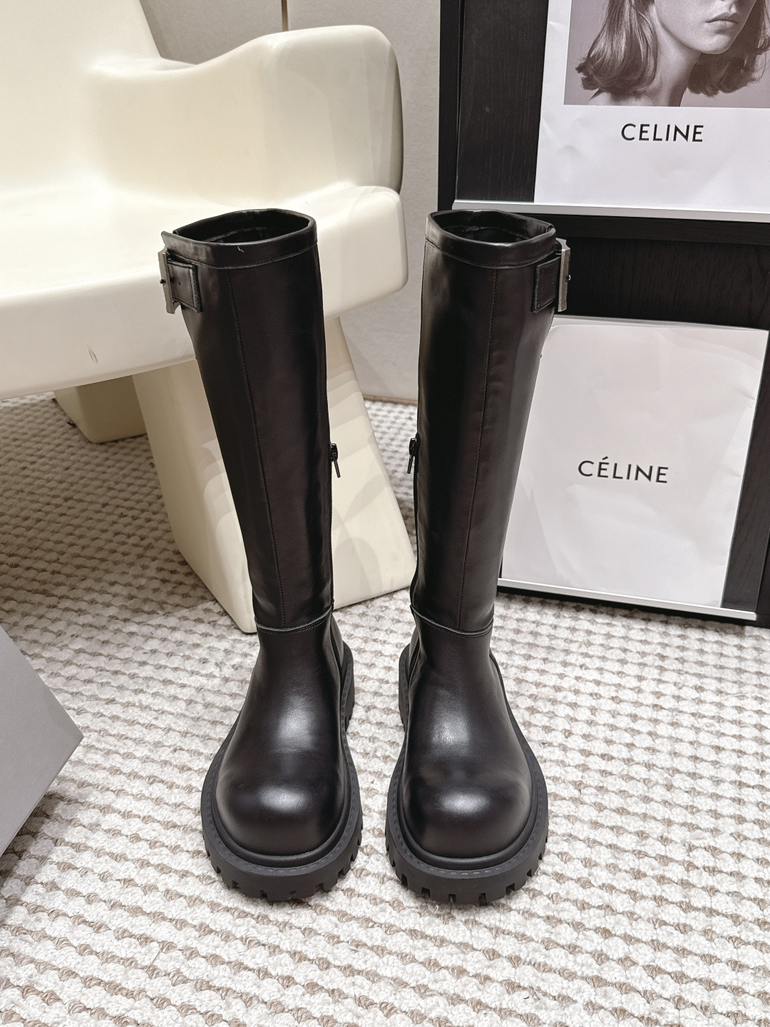 NO:926322,Balenciaga Balenciaga 2026 Early Autumn New Scimitar Series Big Round Toe Side Zipper Thick-soled Short Boots Balenciaga Scimitar Series thick-soled knight boots, made of black cowhide leather, with a delicate texture and durability. The boots are no longer than the knee, equipped with metal square buckles, tough and stylish. The thick-soled design increases the length of the legs, and the toothed non-slip soles directly enhance the fashion sense!  Fabric imported cowhide, lining imported cowhide, outsole original molded rubber outsole Size 35-41 (40 41 customized, non-returnable), boots, balenciaga, balenciaga, boots, cowhide19860909代购级 Balenciaga 巴黎世家 2026 早秋新款 弯刀系列 大圆头 侧拉链 厚底 短靴 Balenciaga 巴黎世家弯刀系列厚底骑士靴,黑色牛皮材质,质感细腻又耐穿.靴筒不过膝,配金属方扣,硬朗又有型.厚底设计增高显腿长,齿状防滑鞋底,时髦感直接拉满！ 面料进口牛皮 内里进口牛皮 大底原版开模橡胶大底 Size35-41（40 41 定做不退换）,靴子,balenciaga,balenciaga,boots,cowhide,Women's Shoes