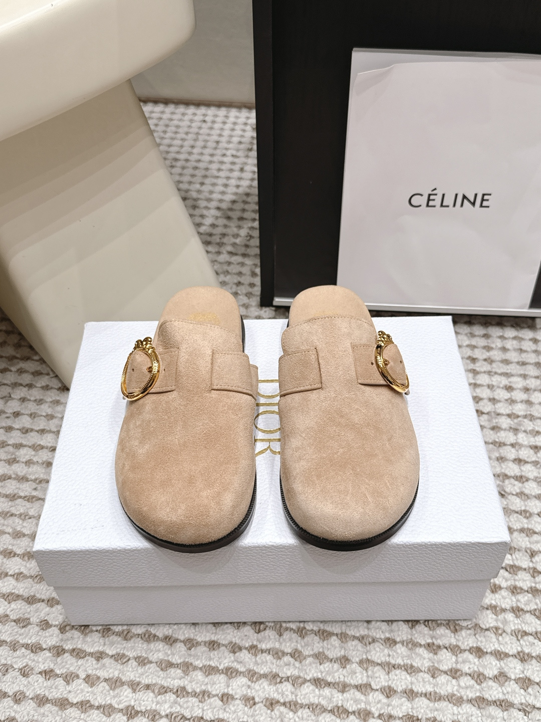 NO:926281,Purchasing agent Dior 26ss latest model for spring and summer. Ultra-light sandals. Hawaiian beach sports slippers. Official top quality. Be the first to log in. Available in multiple colors. Matching sizes. Comes with gift box packaging. New in stock. Double-strap thick-soled slippers, ultra-light on the feet. Versatile, fashionable and photogenic!  It is a must-have for daily travel and home. You can wear it however you like regardless of the occasion. The color is super nice!  No fear of any dress code Size35-41 (40, 41 customized), half drag, dior, slippers19860909代购级 Dior 26ss 春夏最新款 超轻凉拖 夏威夷沙滩运动拖鞋 官顶级品质 抢先登陆 多色开售 码数吻合 配礼盒包装 现货上新 双带厚底拖鞋、超轻上脚、 百搭款时尚上镜！ 日常出行、居家必备拖也可、不挑场合喜欢怎么穿就怎么穿、 颜色超好看！无惧任何着装要求 Size35-41（40、41定制）,半拖,dior,slippers,Women's Shoes