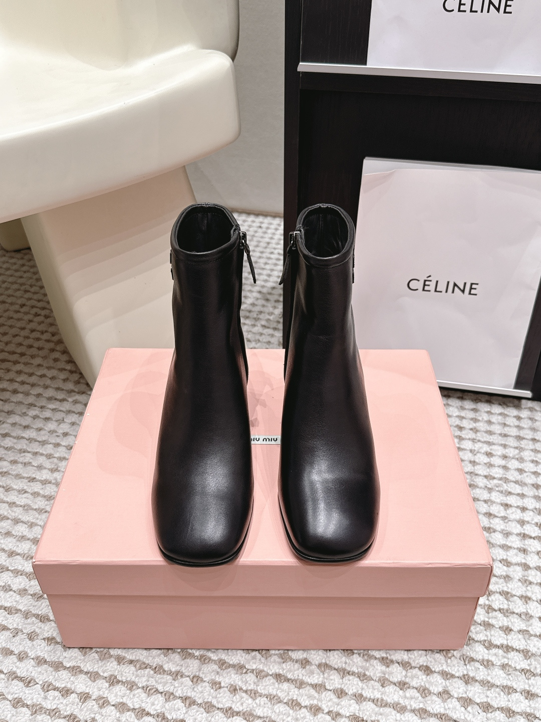 NO:926332,Purchasing agent MiuMiu 26/ new high-heeled shoes Fumé calfskin short boots thick heel women's boots miu Miu Miu autumn and winter just need temperament thick heel short boots online  The solid black brown model is smart and classic, the aged and polished model has a retro atmosphere, and the embroidered logo on the shoe body is low-key and noble. The thick heel has excellent support, and it is not easy to get tired when standing and walking for a long time. The side zipper makes it easy to put on and take off. The fine and shiny leather has an outstanding texture and is suitable for suits, dresses, jeans, and suitable for commuting and appointments. It is easy to handle a sophisticated and neat mature outfit. Material cowhide leather lining Sheepskin outsole Genuine leather injection molded outsole Heel height 6cm  Size35-41 (customized 40 41), boots, miumiu, boots, high heels, skirts, jeans, business suit, cowhide, sheepskin19860909代购级 MiuMiu 26/ 新款 高跟鞋Fumé小牛皮短靴粗跟女靴子 miu缪缪秋冬刚需气质粗跟短靴上线 纯色黑款咖啡色干练经典,做旧擦色款自带复古氛围感,鞋身刺绣logo低调显贵.粗跟支撑力出众,久站走路不容易疲累,侧边拉链穿脱省心.细腻亮面皮革质感出众,适配西装、连衣裙、牛仔裤,通勤赴约都合适,轻松拿捏精致利落的成熟穿搭 面料牛皮 内里羊皮 大底真皮注塑大底 跟高6cm Size35-41（40 41定做）,靴子,miumiu,boots,high heels,skirts,jeans,business suit,cowhide,sheepskin,Women's Shoes