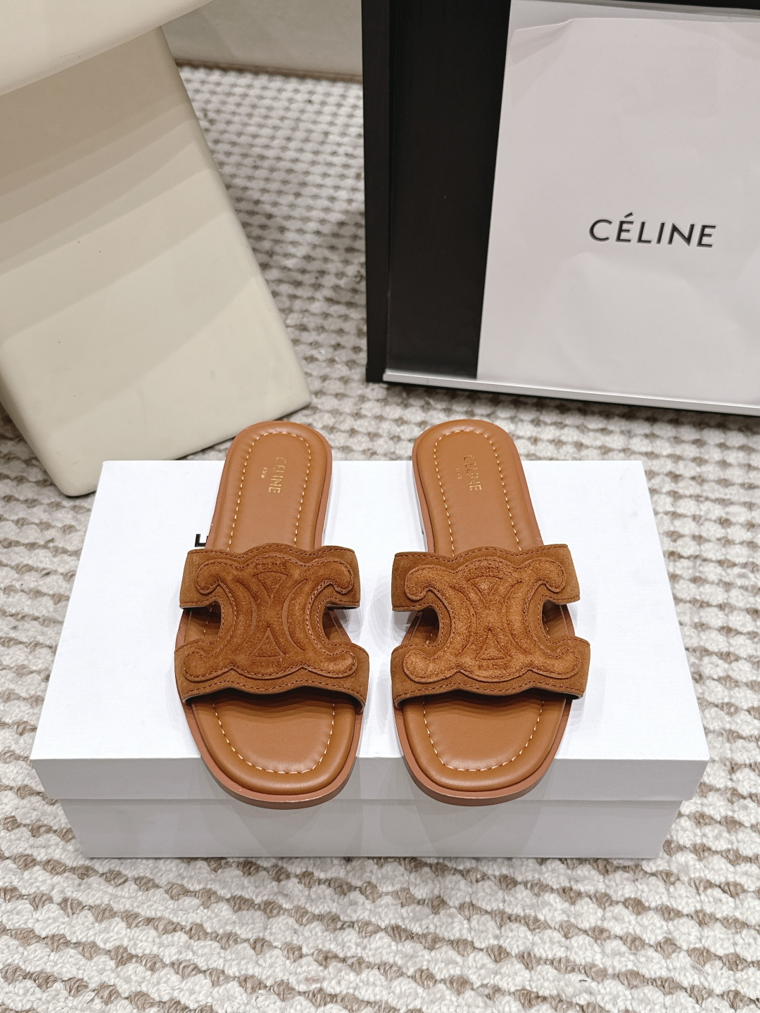 NO:926293,Purchasing agent CELIN*·26s spring and summer new style suede logo upper flat sandals  The suede shoe body is like a layer of mist warmed by the sun, with a furry matte dark glow, adjusting the laziness of sandals to Celine's unique intellectual elegance channel. The logo on the upper is not a flamboyant print, but is presented on the suede surface in the same color relief or extremely fine embroidery - no  Contrasting colors are needed to declare one's identity, but like a quiet paint seal on a handwritten letter, it is not noisy, but can be recognized at a glance by those who understand. The flat-bottomed posture is firmly planted on the ground, without the slightest aggression, but because of the texture of the suede and the exquisiteness of the logo, it always carries a kind of nobility that cannot be fought for.  Material cow suede, lining sheep lining, outsole imported genuine leather outsole from Italy, shoe size 35-39/40, customized, non-returnable, slippers, celine, slippers, Leather soles19860909代购级 CELIN*·26s 春夏新款 绒面logo鞋面平底凉拖 绒面鞋身像一层被阳光晒暖的薄雾,泛着毛茸茸的哑光暗芒,将凉拖的慵懒调校到了Celine特有的知识分子式优雅频道上.鞋面上的logo不是张扬的印花,而是以同色系浮雕或极细的刺绣呈现在绒面之上——不需要对比色来宣告身份,而是像一封手写信上安静的火漆封印,不喧哗,却让懂得的人一眼认出.平底的姿态稳稳地扎在地面上,没有丝毫的侵略性,却因为绒面的质感与logo的精致而始终带着一种不争不抢的矜贵. 材质牛反绒 内里羊里 大底意大利进口真皮大底 鞋码35-39/40定制不退换,拖鞋,celine,slippers,Leather soles,Women's Shoes