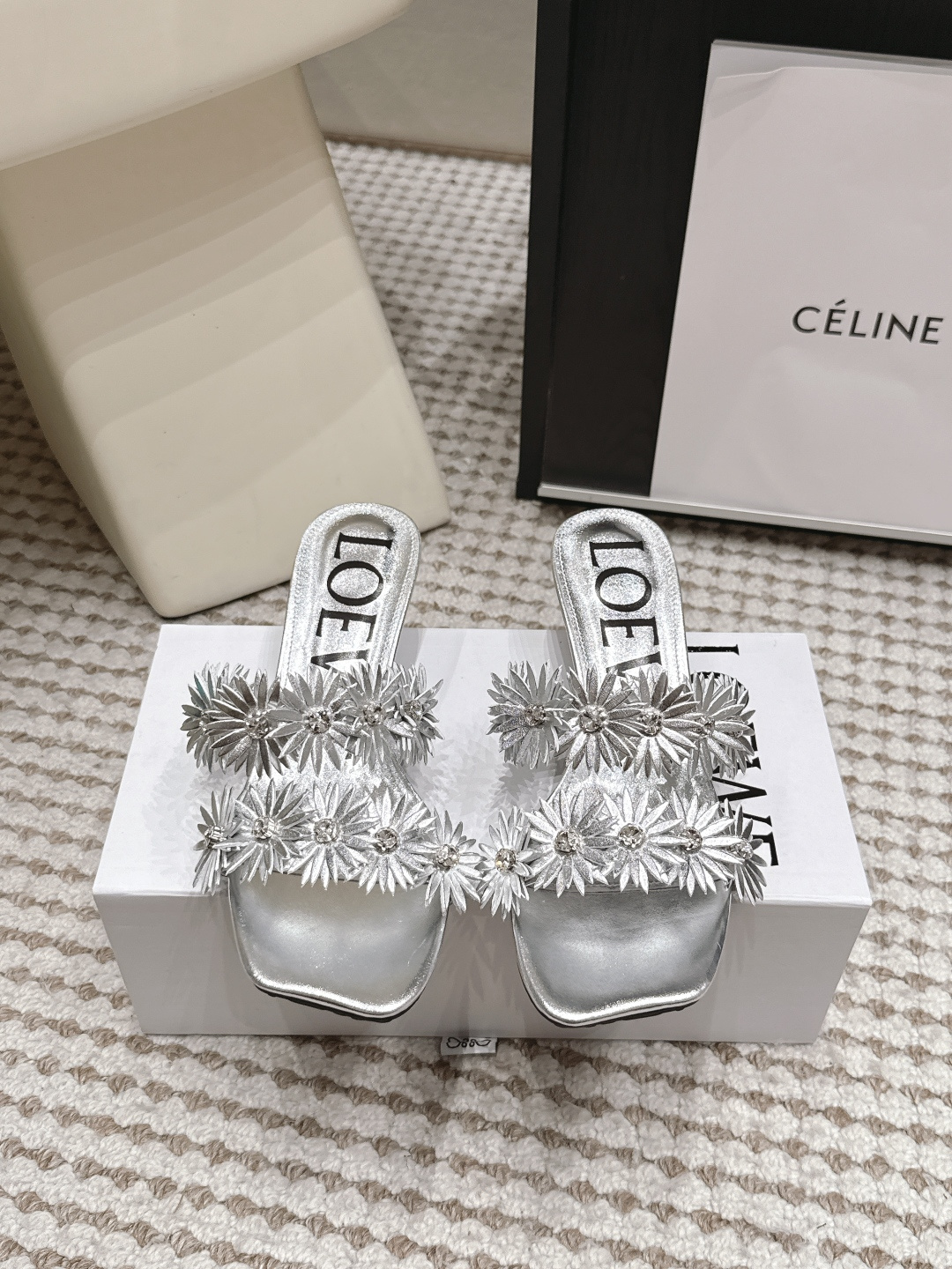 NO:926306,Purchasing-grade Loewe stunning rhinestone flat high-heeled slippers. Beautiful and cute, rhinestones and floral design make you stand out in the crowd. Paired with any blingbling fairy skirt, it will be the focus. Wear it and you will be a Disney princess~ Imported rhinestone upper/imported PVC outsole original Italian leather outsole Heel height 5cm Size35-42 (40 42  42 Customized (non-refundable), slippers, loewe, loewe, slippers, skirts, Leather soles19860909代购级 Loewe 罗意*威 绝美水钻 平底 高跟拖鞋 又美又嗲、水钻加花朵式设计让你在人群中一眼出挑 搭配任何一件blingbling的仙女裙都是焦点,穿上它就是迪士尼在逃公主～  鞋面进口钻/进口PVC 大底原版意大利真皮大底 跟高5cm Size35-42 (40 42 42订做不退换),拖鞋,loewe,loewe,slippers,skirts,Leather soles,Women's Shoes