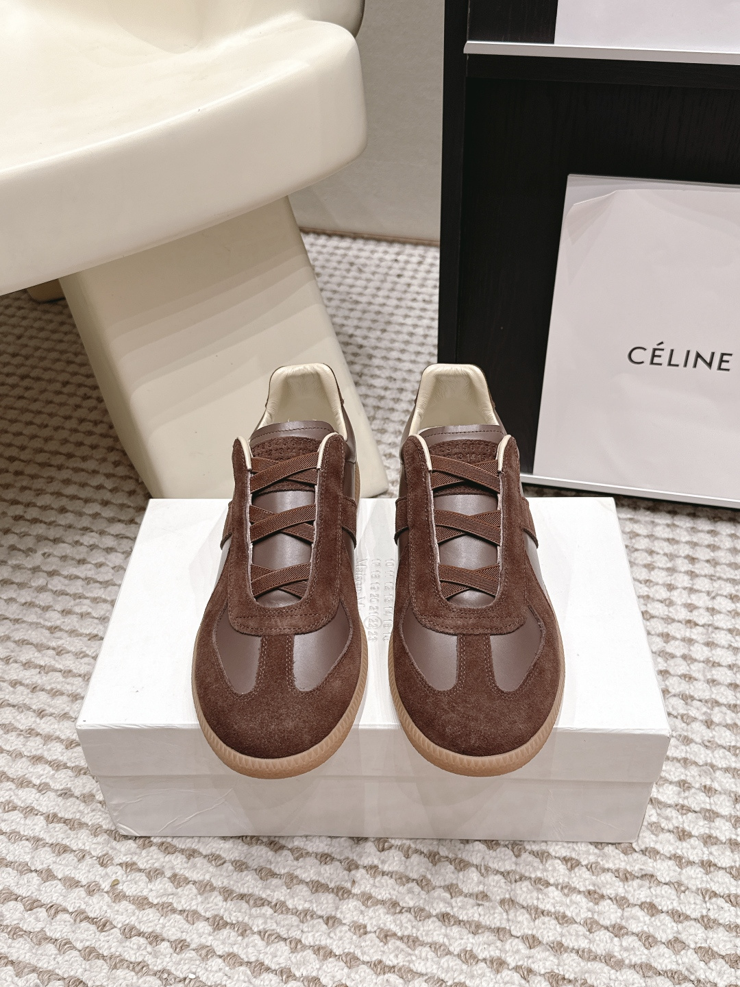 NO:926372,Purchasing-grade Maison Margiel*26/Autumn New Retro Casual Dexun Shoes. The Dexun shoes come with a retro filter from the 90s. The texture is high-end and eye-catching. The low-saturated color scheme has a lazy atmosphere. It gives a casual and tasteful trendy look on the foot. The soft rubber sole is super comfortable to step on. It fits the foot without pressure. It can be worn or tired after walking all day. It can be easily held in daily commuting, shopping and sports.  Upper cow suede/down, lining cowhide, rubber outsole, size women's code 35-41 (customized sizes 40 and 41 are non-returnable) men's code 39-46 (customized 46, non-refundable), heel height 2.5cm, casual shoes/sports shoes, sneakers, down jacket, cowhide19860909代购级 Maison Margiel*26/秋季新款复古休闲德训鞋 自带90年代复古滤镜的德训鞋型,质感高级又耐看,低饱和配色自带慵懒氛围,上脚就是随性又有品味的潮人既视感. 软乎乎的橡胶鞋底踩上去超舒服,贴脚又不压面,暴走一天也不磨脚不累脚,日常通勤、逛街、运动都能轻松hold住. 鞋面牛反绒/羽绒 内里牛皮 大底橡胶大底 size女码35-41码（40、41码定制不退换）男码39-46码（46定制不退换） 跟高2.5cm,休闲鞋/运动鞋,sneakers,down jacket,cowhide,Women's Shoes