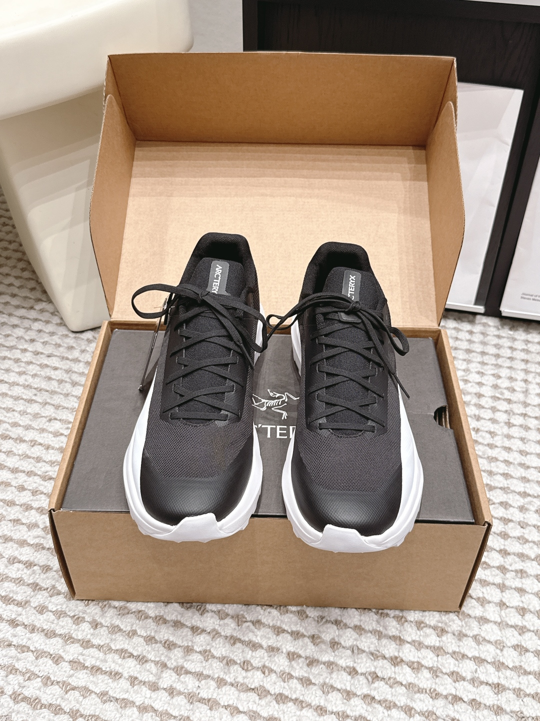 NO:926295,Purchasing level #couple model ARC'TERYX Arc'teryx Norvan LD4 new racing mountain running shoes, outdoor leisure sports shoes, multi-functional waterproof cross-country shoes, breathable sports shoes rock climbing shoes structure midsole TPU chassis supports protecting feet' 3D molded rubber toe, integrated lacing system The upper is made of tear-proof mesh, TPU protective film and nubuck synthetic fabric, light and breathable, comfortable and wear-resistant, the insole is 4mm thick OrthoLite  3D molded insole. The sole is made of Vibran outsole, which is super elastic, non-slip and wear-resistant. Fabric: Original customized imported waterproof technology mesh. Inner lining: Original customized breathable mesh lining. Outsole: Original open-molded foam high-elastic material. Bottom thickness: 4.5CM. Size: Women's 36-40 / Men's 39-45, casual shoes/sports shoes arc'teryx, sneakers.19860909代购级#情侣款 ARC'TERYX 始祖鸟 Norvan LD4新款竞速山地跑鞋 户外 休闲 运动鞋 多功能防水越野鞋,透气运动鞋攀岩旅鞋子结构中底TPU底盘支持保护双脚》3D模具制橡胶鞋头,一体化系带系统 鞋面采用防撕裂网布、TPU 保护膜和牛巴革合成面料 轻便透气 舒适耐磨,鞋垫采用4mm厚OrthoLite 3D模制鞋垫 鞋底采用Vibran大底超级高弹 防滑耐磨 面料: 原版定制进口防水科技网面 内里: 原版定制透气网里 大底: 原版开模发泡高弹材质 底厚: 4.5CM Size: 女款36-40 / 男款39-45,休闲鞋/运动鞋arc'teryx,sneakers,Women's Shoes
