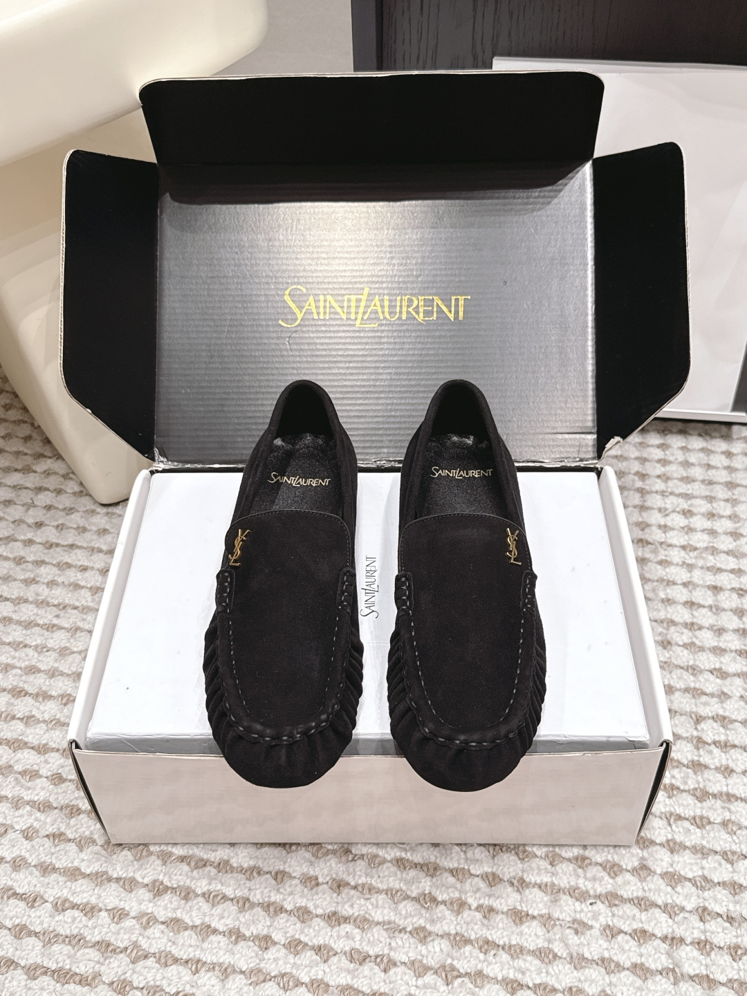 NO:926350,Purchasing agent level male Saint Laurent YSL Saint Laurent 26/ LE LOAFER new product YSL small logo round toe pleated single shoes loafers The iconic small logo is the soul of this pair of shoes. It is presented on the shoe body in a low-key and exquisite manner. It is different from the big and flamboyant logo.  It is quiet but eye-catching. It outlines YSL's unique fashion DNA with simple lines and inadvertently reveals the brand's profound heritage. The classic almond-shaped design of the toe cleverly modifies the foot shape and visually lengthens the foot line, highlighting elegance and elegance. Whether it is paired with simple wide-leg pants or a playful short skirt, it can be easily worn to show the charm of different styles! It becomes the finishing touch of the look. The fabric is made of original custom leather and the inner foot pads are all sheepskin.  The sole is genuine leather outsole imported from Italy, Size 34-46 (female 34 40 41 42 male 45 46 customized), loafers, saint laurent, saint laurent, saint laurent, loafers, skirts, sheepskin, Leather soles19860909代购级 男 Saint Laurent YSL圣罗兰 26/ LE LOAFER 新品Ysl小logo 圆头褶皱 单鞋 乐福鞋 标志性的小logo是这双鞋的灵魂所在.以低调而精致的姿态呈现于鞋身之上.不同于张扬的大标识 它安静却醒目,用简洁线条勾勒出YSL独有的时尚DNA,在不经意间透露出品牌的深厚底蕴,鞋头的经典杏仁形设计 巧妙修饰脚型,在视觉上拉长足部线条 彰显优雅与秀气 . 无论是搭配简约阔腿裤 还是俏皮小短裙 都能轻松驾驭 展现不同风格魅力!成为造型中的点睛之笔. 面料采用原版定制皮料 内里垫脚均为羊皮 鞋底意大利进口真皮大底 Size34-46（女34 40 41 42 男45 46定做）,乐福鞋,saint laurent,saint laurent,saint laurent,loafers,skirts,sheepskin,Leather soles,Women's Shoes