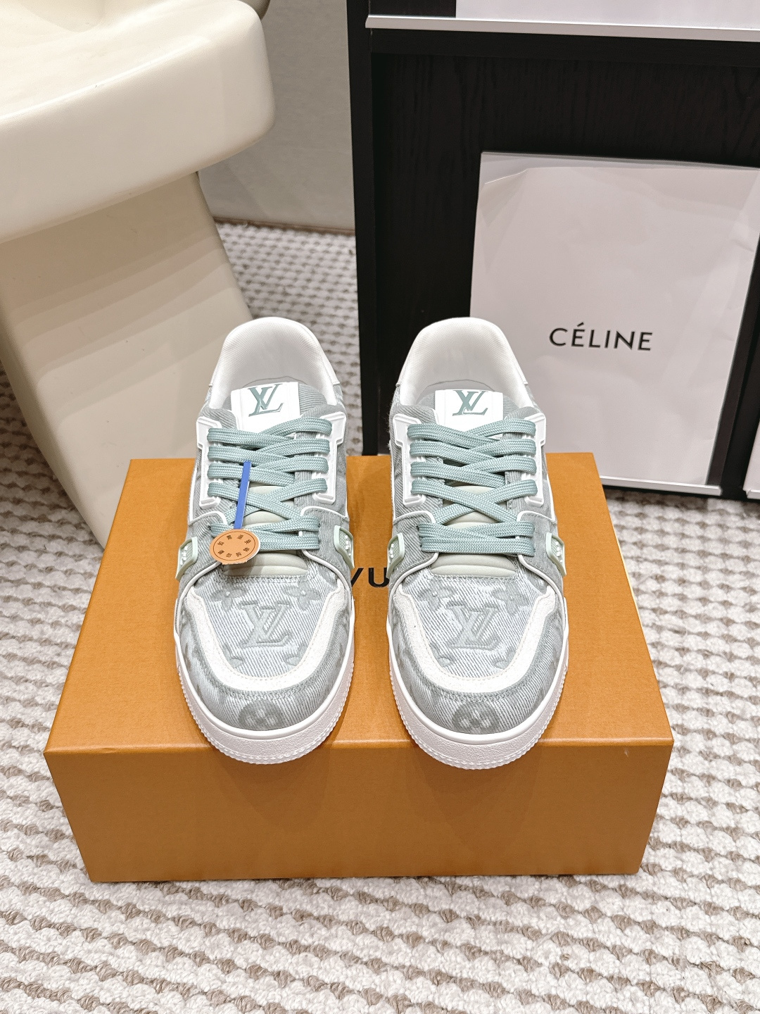 NO:930000,Purchasing-grade Louis Vuitton 26ss is a hot item from Lvjia!  Trainer sneakers are a must buy for everyone, you will never regret it!  Super versatile and high-end!  It goes well with any kind of clothes. The most important thing is that it is very attractive. The manufacturing process of the top OEM is very strict!  The materials are all top-grade cowhide customized from overseas, and the texture of the leather is the same as the original. It is super high-end, especially the texture that comes out when the shoe is bent, it has a completely ZP feel!  The outsole is also customized by our private model, with exclusive control. The entire font and concave and convex feel are difficult to distinguish between true and false. Size #Female 35-41 #Male 38-47 (Female 40 41 Male 45 46 47 is customized and non-returnable), casual shoes/sports shoes, louis vuitton, louis vuitton, louis vuitton, sneakers, cowhide19860909代购级 Louis Vuitton 26ss 驴家的爆款！trainer板鞋,每个人都必须入的款,绝不后悔！ 超级百搭高级！什么衣服都好搭.最主要是超耐看的. 顶级代工厂制程超严格！材料都是海外定制的顶级牛皮,皮纹质感都是原版的感觉 超高级,特别是鞋子折弯的时候出来的纹路,完完全全就是zp的感觉！ 大底也是我们私模定制的,独家把控,整个字体和凹凸感,真假难辨. Size#女35-41 #男38-47（女40 41 男45 46 47定做不退换）,休闲鞋/运动鞋,louis vuitton,louis vuitton,louis vuitton,sneakers,cowhide,Women's Shoes