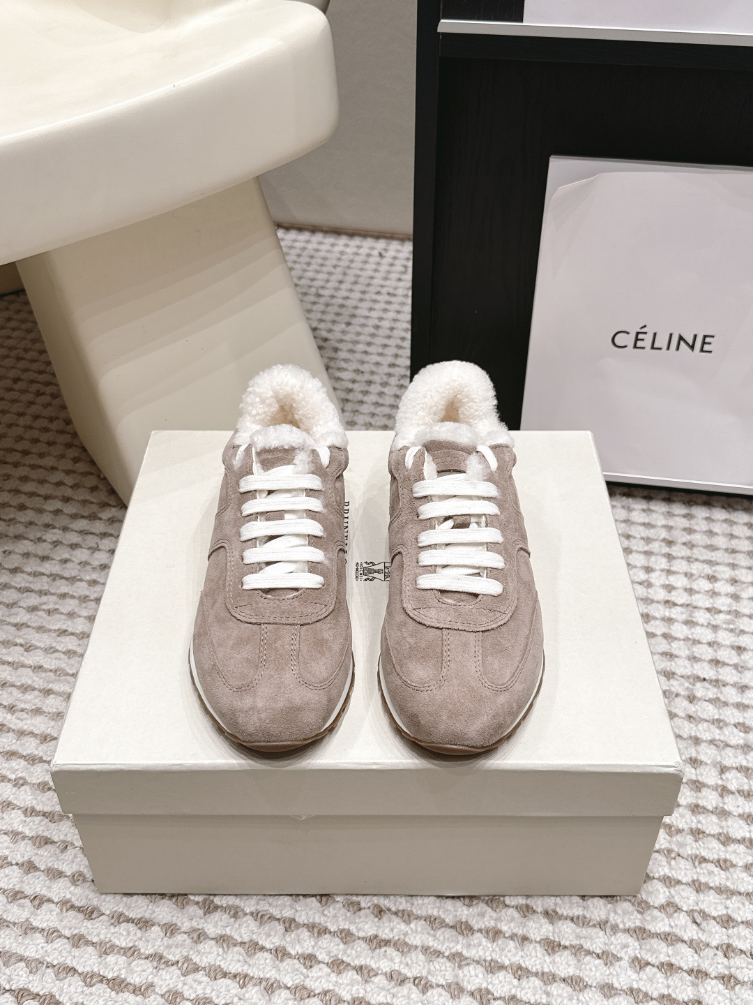 NO:930008,Purchasing agent BrunelloCucinell*·26s new spring and summer minimalist design suede training shoes  The classic slender frame and T-shaped toe structure of Dexun shoes are well preserved - the simplicity and toughness from the military training ground are still there, but the brand uses the soft touch of suede and the warm wrapping of wool to adjust this toughness to the gentle channel of high-grade cashmere.  The body of the suede shoes is like a layer of reeds wetted by morning mist, with a furry matte dark glow. The colors are those natural colors with earthy fragrance that have been repeatedly baked by the sun. And the moment you slide your feet into the shoes, the wool lining hugs your feet as softly as cashmere socks.  Material Yangjing Wool lining Outsole Rubber outsole Shoe size 35-39/40 41 42 Customized non-returnable, casual shoes/sports shoes, brunello cucinelli, sneakers, sheep19860909代购级 BrunelloCucinell*·26s 春夏新款 极简设计绒面毛里德训鞋 德训鞋经典的修长骨架与T形鞋头结构被完好保留——那份来自军用训练场的朴素与硬朗依然在,但品牌用绒面的柔软触感与毛里的温暖包裹,将这份硬朗调校到了高级羊绒的温柔频道上.绒面鞋身像一层被晨雾打湿的芦苇丛,泛着毛茸茸的哑光暗芒,色调是那些被日光反复烘晒过的、带着泥土芬芳的自然色系.而当将脚滑入鞋内的那一刻,毛里如羊绒袜般柔软地拥抱着足部. 材质羊京 内里羊毛里 大底橡胶大底 鞋码35-39/40 41 42定制不退换,休闲鞋/运动鞋,brunello cucinelli,sneakers,sheep,Women's Shoes