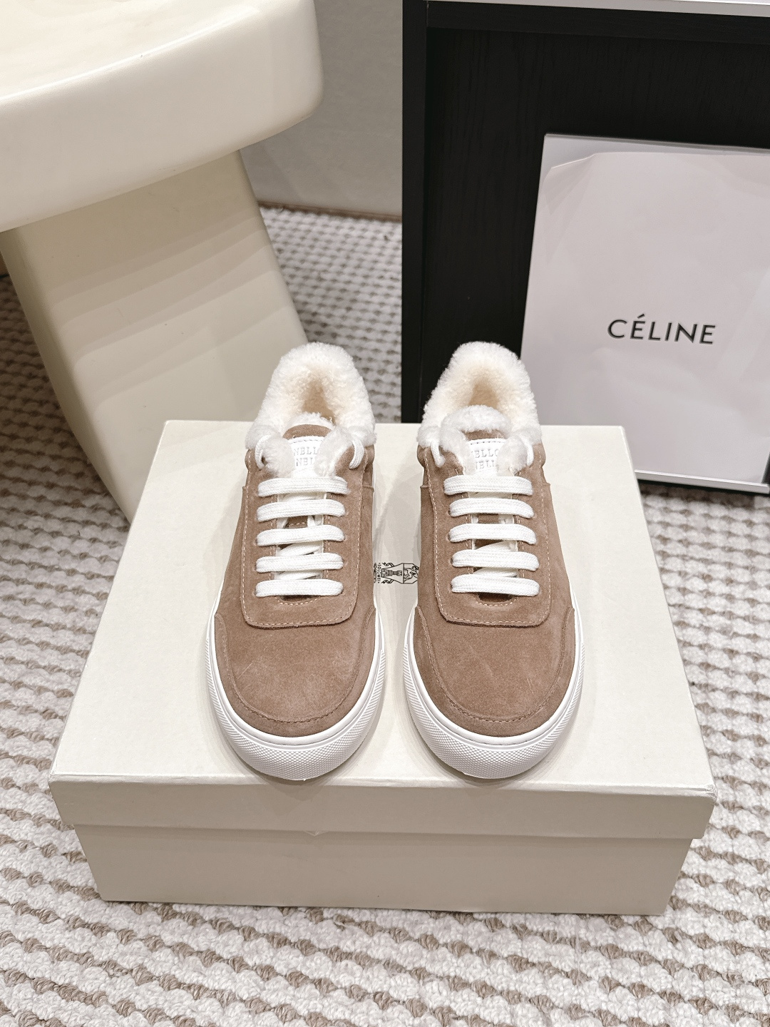 NO:930018,Purchasing agent BrunelloCucinell*·26s spring and summer new style minimalist design suede moral training shoes  The classic slender frame and T-shaped toe structure of Dexun shoes are well preserved - the simplicity and toughness from the military training ground are still there, but the brand uses the gentle touch of suede and the soft tones of earth tones to adjust this toughness to the gentleness of high-grade cashmere.  On the channel, the suede shoes are like a layer of reeds wetted by morning mist, with a furry matte dark glow. The colors are not bold bright colors, but natural colors with earthy fragrance that have been repeatedly baked by the sun - sand, taupe, and cooked oatmeal.  Material Yangjing Wool lining Outsole Rubber outsole Shoe size 35-39/40 41 42 Customized non-returnable, casual shoes/sports shoes, brunello cucinelli, sneakers, sheep19860909代购级 BrunelloCucinell*·26s 春夏新款 极简设计绒面德训鞋 德训鞋经典的修长骨架与T形鞋头结构被完好保留——那份来自军用训练场的朴素与硬朗依然在,但品牌用绒面的温润触感与大地色系的柔和色调,将这份硬朗调校到了高级羊绒的温柔频道上.绒面鞋身像一层被晨雾打湿的芦苇丛,泛着毛茸茸的哑光暗芒,色调不是张扬的亮色,而是那些被日光反复烘晒过的、带着泥土芬芳的自然色系——沙色、灰褐、熟燕麦米白. 材质羊京 内里羊毛里 大底橡胶大底 鞋码35-39/40 41 42定制不退换,休闲鞋/运动鞋,brunello cucinelli,sneakers,sheep,Women's Shoes