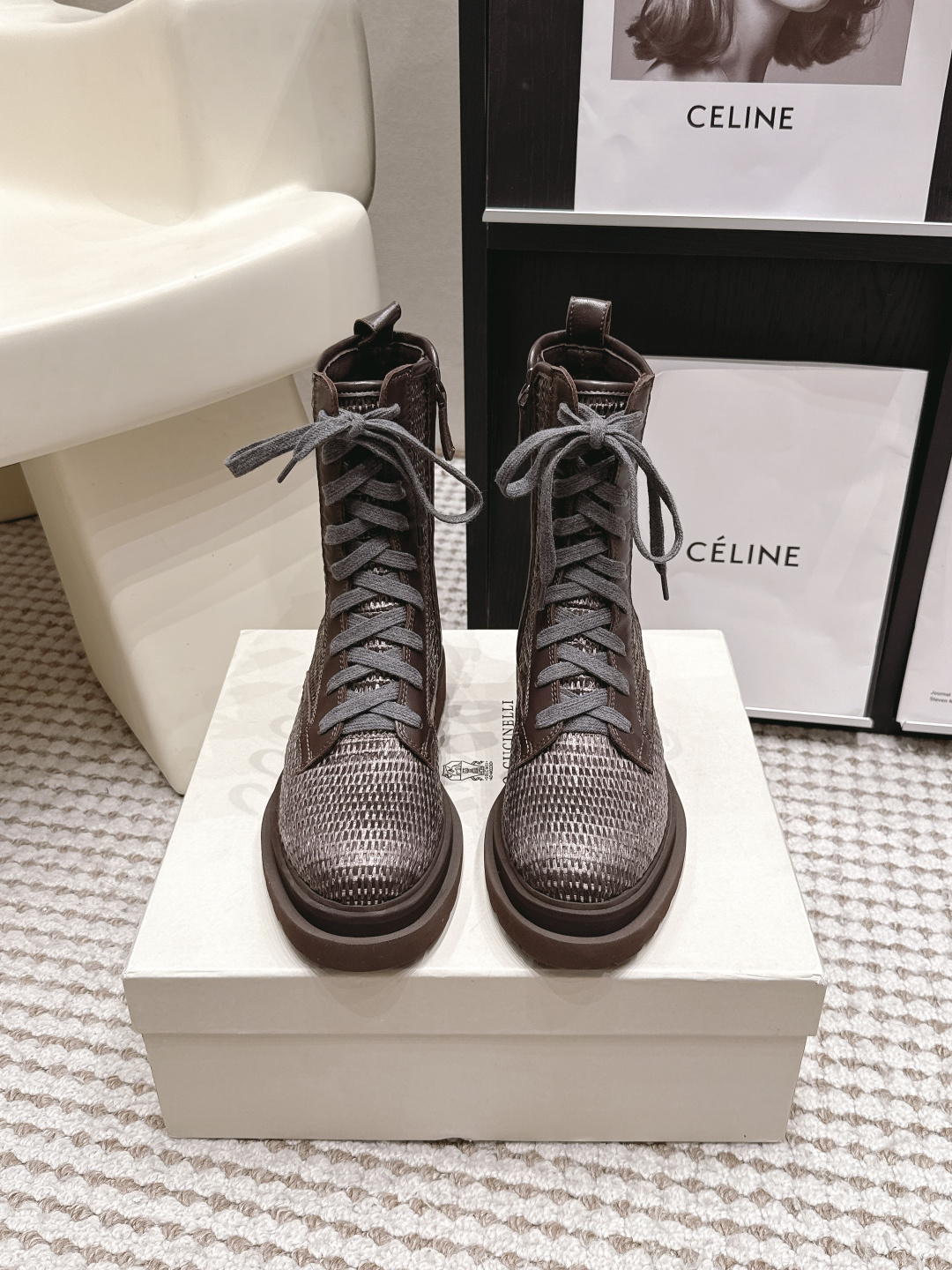 NO:930024,Purchasing agent Brunello Cucinelli · 26s new autumn and winter Persian style woven Martin boots  The classic eight-hole silhouette and thick-soled structure of Martin boots are completely retained - the unruly genes from the street and military are still there, but the brand uses the soft language of weaving and the warm tones of earth tones to adjust this toughness to the gentle channel of high-grade cashmere. The side of the boot shaft or the shoe  The hand-woven leather textures on the surface are not overly complicated, but like a wheat field blown by the wind, with natural undulations and rhythms - each interlacing of the weaves is like the warmth left by the craftsman's fingertips, injecting the entire pair of boots with a handmade aesthetic from the old days.  Material: woven sheepskin lining, foam outsole, shoe size 35-39/40 41 42, customized, non-returnable, boots, brunello cucinelli, boots19860909代购级 BrunelloCucinelli·26s 秋冬新款 波西风格编织马丁靴 马丁靴经典的八孔轮廓与厚底结构被完整保留——那份来自街头与军旅的不羁基因依然在,但品牌用编织的柔软语言与大地色系的温润色调,将这份硬朗调校到了高级羊绒的温柔频道上.靴筒侧面或鞋面上那些手工编织的皮革纹理,不是满铺的繁复,而是像被风吹过的麦田,带着自然的起伏与节奏感——每一道编织的交错都像是工匠指尖留下的温度,为整双靴子注入了一种来自旧时光的手工美学. 材质编织 内里羊里 大底发泡大底 鞋码35-39/40 41 42定制不退换,靴子,brunello cucinelli,boots,Women's Shoes
