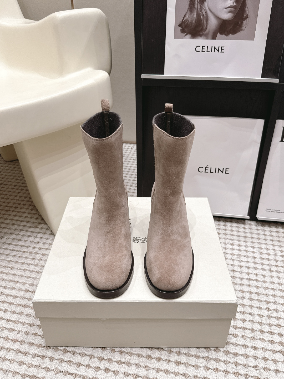 NO:930035,Purchasing agent BrunelloCucinell*·26s new autumn and winter suede elastic low-heeled short boots Brunello  Cucinelli uses the softness of suede and the calmness of low heels to gently wrap the ankles in the late autumn twilight of Umbria. The suede is not new and bright, but has a layer of matte dark light soaked by the autumn mist. The colors are those from fallen leaves, dead branches and ripe chestnuts.  The natural colors extracted from the shell are caramel brown, sage gray, and cooked oatmeal white. The boot shaft is close to the ankle but not restrictive. The low heel is firmly rooted in the boot sole. The height is controlled within a walking-friendly range. When walking, the pelvis naturally tilts forward, and the posture is recalibrated unconsciously.  Material Sheep lining Sheep lining Outsole Italian imported leather outsole Shoe size 35-39/40 41 42 Customized non-returnable, boots, brunello cucinelli, boots, sheep, Leather soles19860909代购级 BrunelloCucinell*·26s 秋冬新款 绒面弹力矮跟短靴 Brunello Cucinelli将翁布里亚深秋的暮色,用绒面的柔软与矮跟的从容,轻轻包裹在脚踝之上.绒面不是簇新的亮,而是带着一层被秋日薄雾浸润过的哑光暗芒,色调是那些从落叶、枯枝与熟透的栗子壳上提取的自然色系——焦糖棕、鼠尾草灰、熟燕麦米白.靴筒紧贴脚踝却不束缚,矮跟从靴底稳稳扎根,高度被控制在步行友好的范围内,走起路来骨盆自然前倾,姿态在不知不觉中被重新校准. 材质羊京 内里羊里 大底意大利进口真皮大底 鞋码35-39/40 41 42定制不退换,靴子,brunello cucinelli,boots,sheep,Leather soles,Women's Shoes