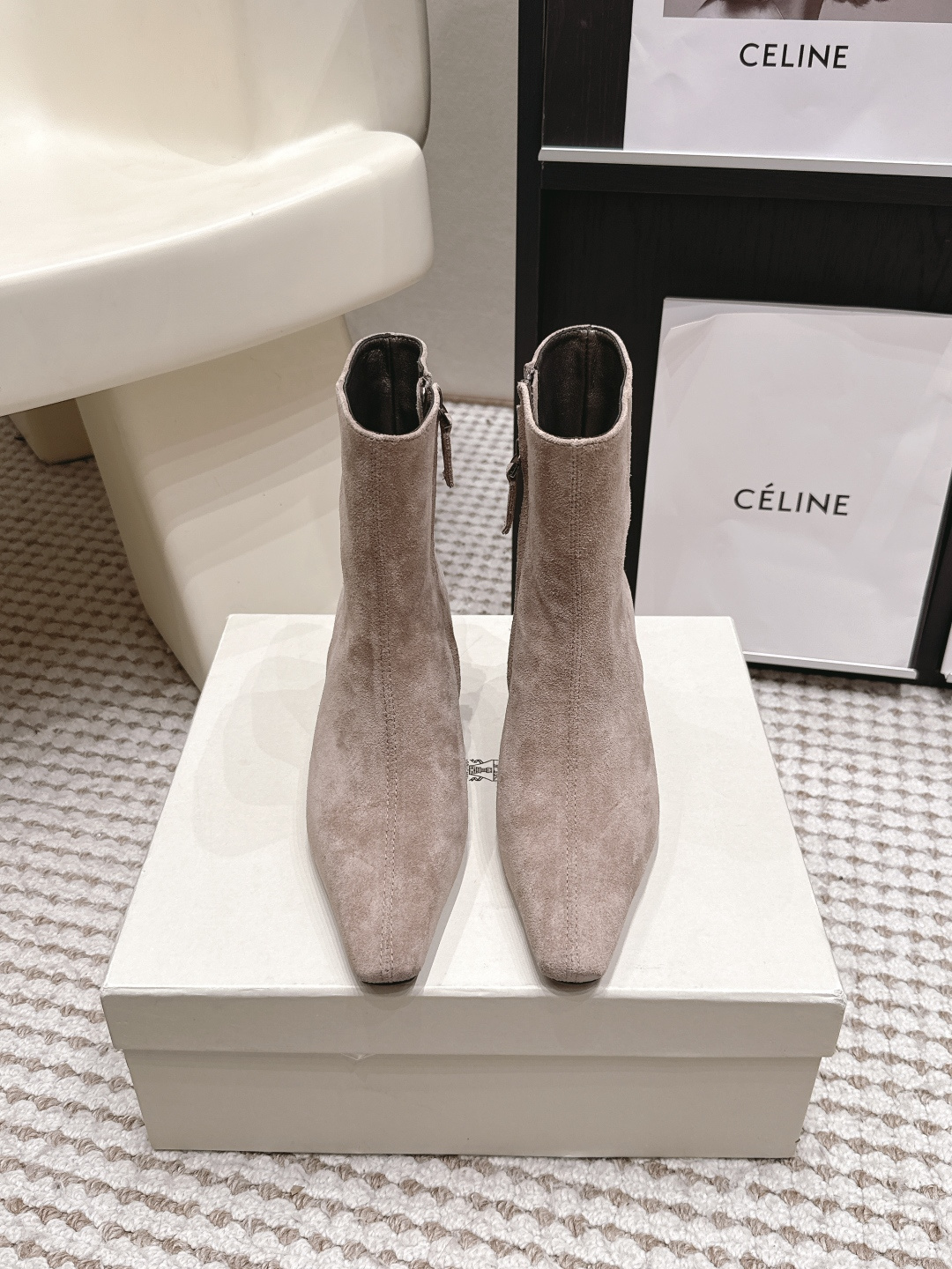 NO:930047,Purchasing agent BrunelloCucinelli·26s new autumn and winter minimalist design cowhide cat-heeled short boots  The minimalist design language returns the boot upper to a pure canvas - no metal buckles, no redundant stitching decoration, only the top-grade cowhide itself breathing quietly under the light, glowing with a faint matte dark glow. The boot leg is close to the ankle but not  The restraint outlines the most slender arc, and the cat heel gently stands on tiptoe from the center of the boot sole. The height is controlled just enough to tighten the calf muscles slightly. When walking, the pelvis naturally tilts forward, and the posture is unknowingly recalibrated.  Material Yangjing Wool lining Outsole Italian imported leather outsole Shoe size 35-39/40 41 42 Customized non-returnable, boots, brunello cucinelli, boots, cowhide, sheep, Leather soles19860909代购级 BrunelloCucinelli·26s 秋冬新款 极简设计牛皮猫跟短靴 极简的设计语言让靴面回归到一张纯粹的画布——没有金属扣,没有多余的缝线装饰,只有顶级牛皮本身在光线下安静地呼吸,泛着幽微的哑光暗芒.靴筒紧贴脚踝却不束缚,勾勒出最纤细的弧度,而猫跟从靴底中央轻轻踮起脚尖,高度被控制在刚好让小腿肌肉微微收紧的程度,走起路来骨盆自然前倾,姿态在不知不觉中被重新校准. 材质羊京 内里羊毛里 大底意大利进口真皮大底 鞋码35-39/40 41 42定制不退换,靴子,brunello cucinelli,boots,cowhide,sheep,Leather soles,Women's Shoes
