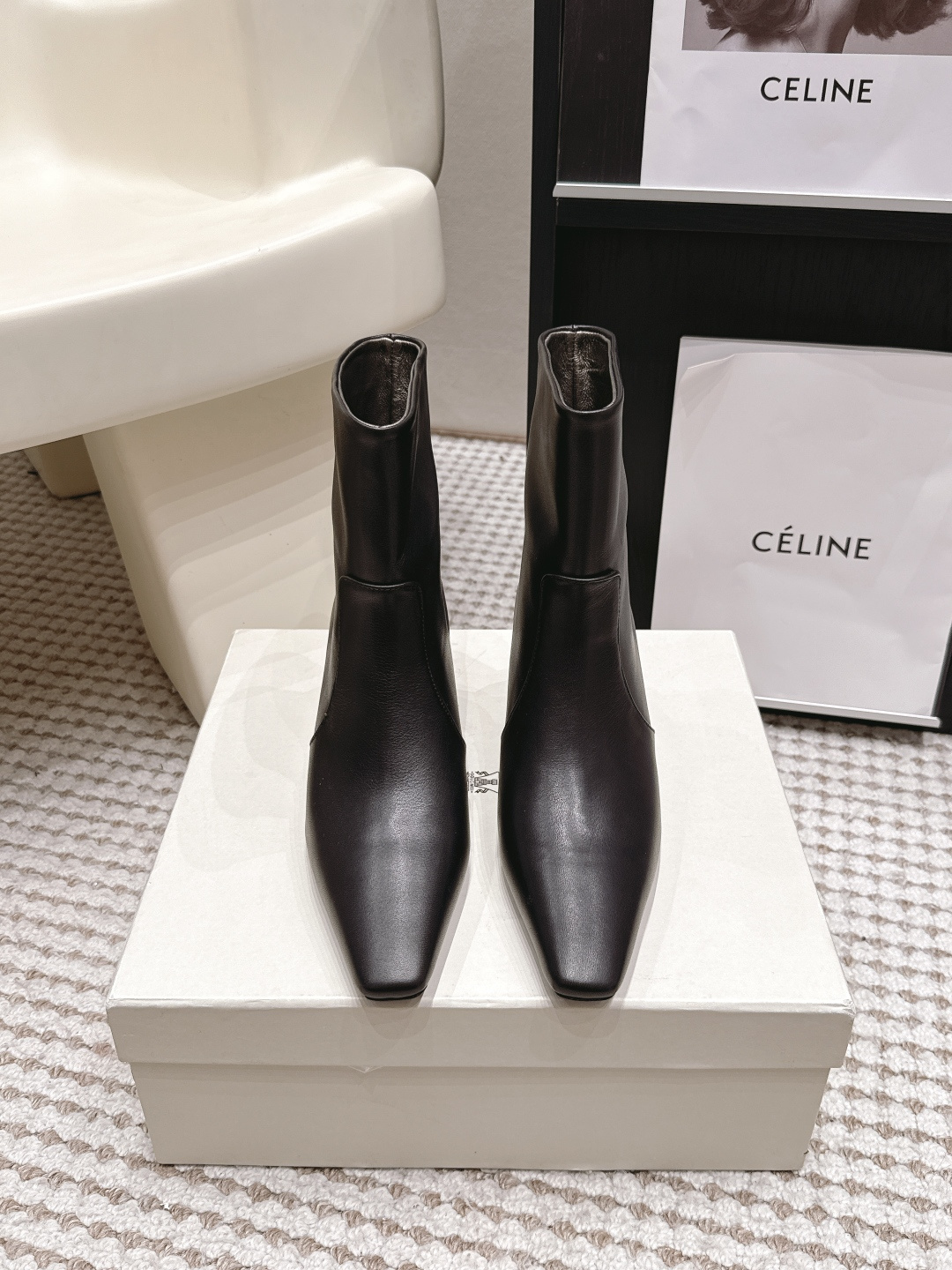 NO:930059,Purchasing agent BrunelloCucinell*·26s new autumn and winter minimalist design small square toe low-heeled short boots. The lines of the small square toe are neat and restrained, with a sense of rational architecture - not rounded, not sharp, like a precision-cut seal, falling steadily in front of the toes. This square geometric sense and the soft wrapping of the boot leg form a subtle dialogue. The upper half is made of leather gently hugging the ankle and calf, while the lower half is square toe calmly stating the weight of the structure.  Material Yangjing, lining Yangli, outsole imported from Italy, non-returnable, shoe size 35-39/40 41 42, customized, non-refundable, boots, brunello cucinelli, boots, sheep19860909代购级 BrunelloCucinell*·26s 秋冬新款 极简设计小方头矮跟短靴 小方头的线条利落而克制,带着一种理性的建筑感——不圆润,不尖锐,像一枚被精密切割的印章,稳稳地落在脚趾前方.这份方正的几何感与靴筒的柔软包裹形成微妙的对话上半截是皮革温柔地拥抱着脚踝与小腿,下半截是方头冷静地陈述着结构的分量. 材质羊京 内里羊里 大底意大利进口不退换 鞋码35-39/40 41 42定制不退换,靴子,brunello cucinelli,boots,sheep,Women's Shoes