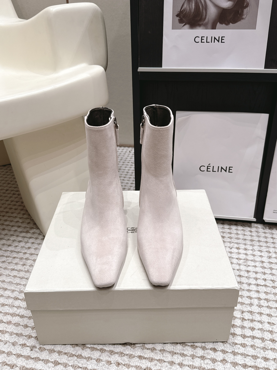 NO:930071,Purchasing agent BrunelloCucinell*·26s new autumn and winter minimalist design wool-lined suede low-heeled short boots  The minimalist design language returns the boot upper to a pure canvas - no metal buckles, no extra stitching decoration, only the suede itself breathes quietly under the light, glowing with a furry matte dark glow, with a color tone between sand, sage gray and cooked oatmeal off-white. Low heels  Firmly rooted from the sole of the boot, the height is controlled just enough to slightly tighten the calf muscles. When walking, the pelvis naturally tilts forward, and the posture is recalibrated unconsciously - but not at a height that requires you to hold your breath to control, but a gentle slope that is friendly to walking.  Material: Yangjing, wool lining, genuine leather outsole imported from Italy, shoe size 35-39/40, 41 42, customized, non-returnable, boots, brunello cucinelli, boots, sheep, Leather soles19860909代购级 BrunelloCucinell*·26s 秋冬新款 极简设计羊毛里绒面矮跟短靴 极简的设计语言让靴面回归到一张纯粹的画布——没有金属扣,没有多余的缝线装饰,只有绒面本身在光线下安静地呼吸,泛着毛茸茸的哑光暗芒,色调介于沙色、鼠尾草灰与熟燕麦米白之间.矮跟从靴底稳稳扎根,高度被控制在刚好让小腿肌肉微微收紧的程度,走起路来骨盆自然前倾,姿态在不知不觉中被重新校准——但不是那种需要你屏住呼吸去驾驭的高度,而是一段步行友好的温柔斜坡. 材质羊京 内里羊毛里 内里意大利进口真皮大底 鞋码35-39/40 41 42定制不退换,靴子,brunello cucinelli,boots,sheep,Leather soles,Women's Shoes