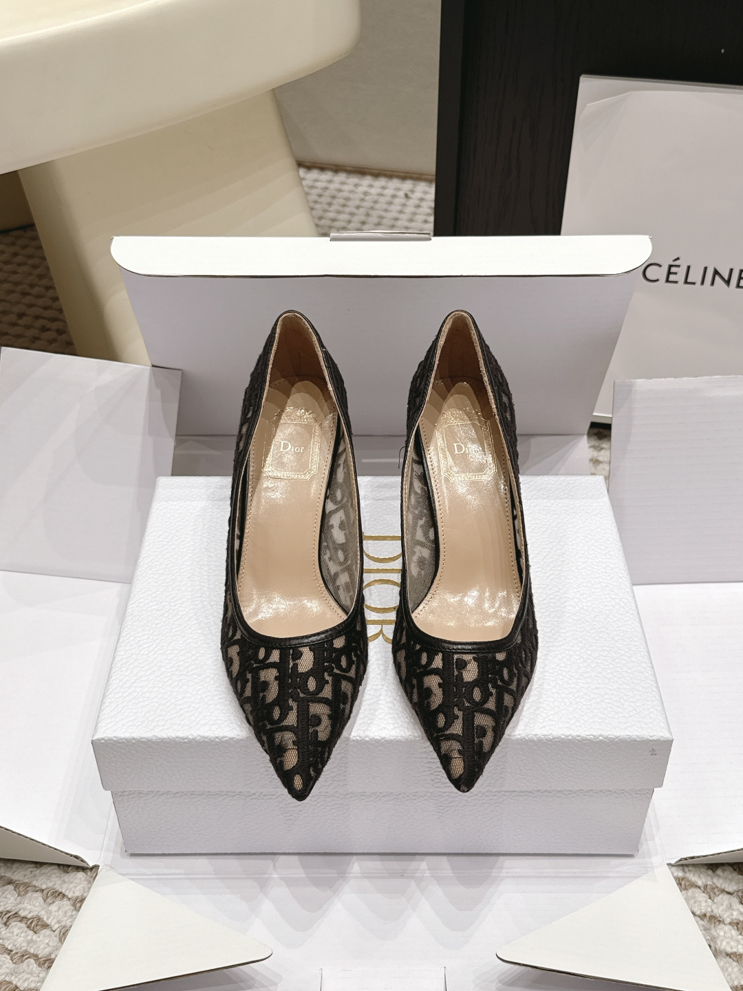 NO:930027,Purchasing-grade Dio*26ss summer new presbyopic mesh flat-bottomed pointed-toe shoes have a gentle and ladylike high-end atmosphere. They are full of classic jacquard textures. The mesh is transparent and light. The pointed toe tailoring modifies the foot shape. The edges are leather-wrapped to outline neat lines. The elegance is natural. It is highly adaptable to wear. It is suitable for commuting in the workplace when paired with a suit skirt. It can be used with silk dresses and wide-leg pants for afternoon tea and dinner parties. It can be easily used for daily travel and light formal occasions.  Upper mesh/embroidery/sheepskin lining sheepskin outsole Italian genuine leather outsole size 35-42 (40, 41, 42 size customization is non-refundable), single shoes, dior, skirts, business suit, sheepskin, real silk, Leather soles19860909代购级 Dio*26ss夏季新款老花网纱平底尖头单鞋 自带温柔名媛高级氛围感,满幅经典提花纹理,网纱通透轻盈,尖头剪裁修饰脚型,边缘皮质包边勾勒利落线条,优雅气质浑然天成. 穿搭适配性极强,搭配西装半身裙适合职场通勤,搭配真丝连衣裙、阔腿裤可用于下午茶、约会聚餐,日常出行、轻正式场合都能轻松驾驭. 鞋面网纱/刺绣/羊皮 内里羊皮 大底意大利真皮大底 size35-42码（40、41、42码定制不退换）,单鞋,dior,skirts,business suit,sheepskin,real silk,Leather soles,Women's Shoes