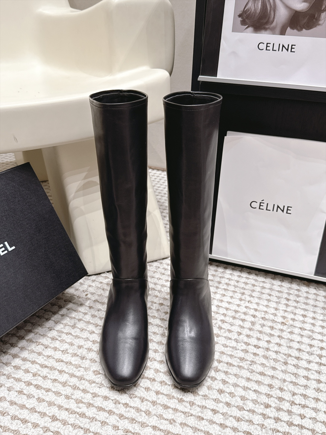 NO:958320,Purchasing agent level Chanel 26/Autumn and Winter New Chain Pointed Boots Long Boots Chanel CHANEL 26 Autumn and Winter New Boot Series Short Boots Martin Boots Knight Boots Classic and Versatile Series Autumn and Winter Fashion Super Correct Style Each boot shape shows long legs, no matter how you match it, it is casual and relaxed, it is the 'master key' to autumn and winter wear. Sisters who are entangled in autumn and winter boots, close your eyes and rush!  Upper cowhide, lining cowhide, leather outsole size 35-40 (40.41. Customized!), boots, chanel, chanel, boots, cowhide, Leather soles19860909代购级 Chanel 26/秋冬新款 链条尖头短靴 长靴 香奈儿 CHANEL 26秋冬新款靴系列 短靴马丁靴 骑士靴 经典百搭系列 秋冬季时尚 版型超正 每款靴型超显腿长,不管怎么搭配都随性松弛感,,秋冬穿搭“万能钥匙”就是它  纠结秋冬靴子的姐妹,闭眼冲！ 鞋面牛皮 内里 牛皮 真皮大底 size35-40（40.41.订做！）,靴子,chanel,chanel,boots,cowhide,Leather soles,Women's Shoes