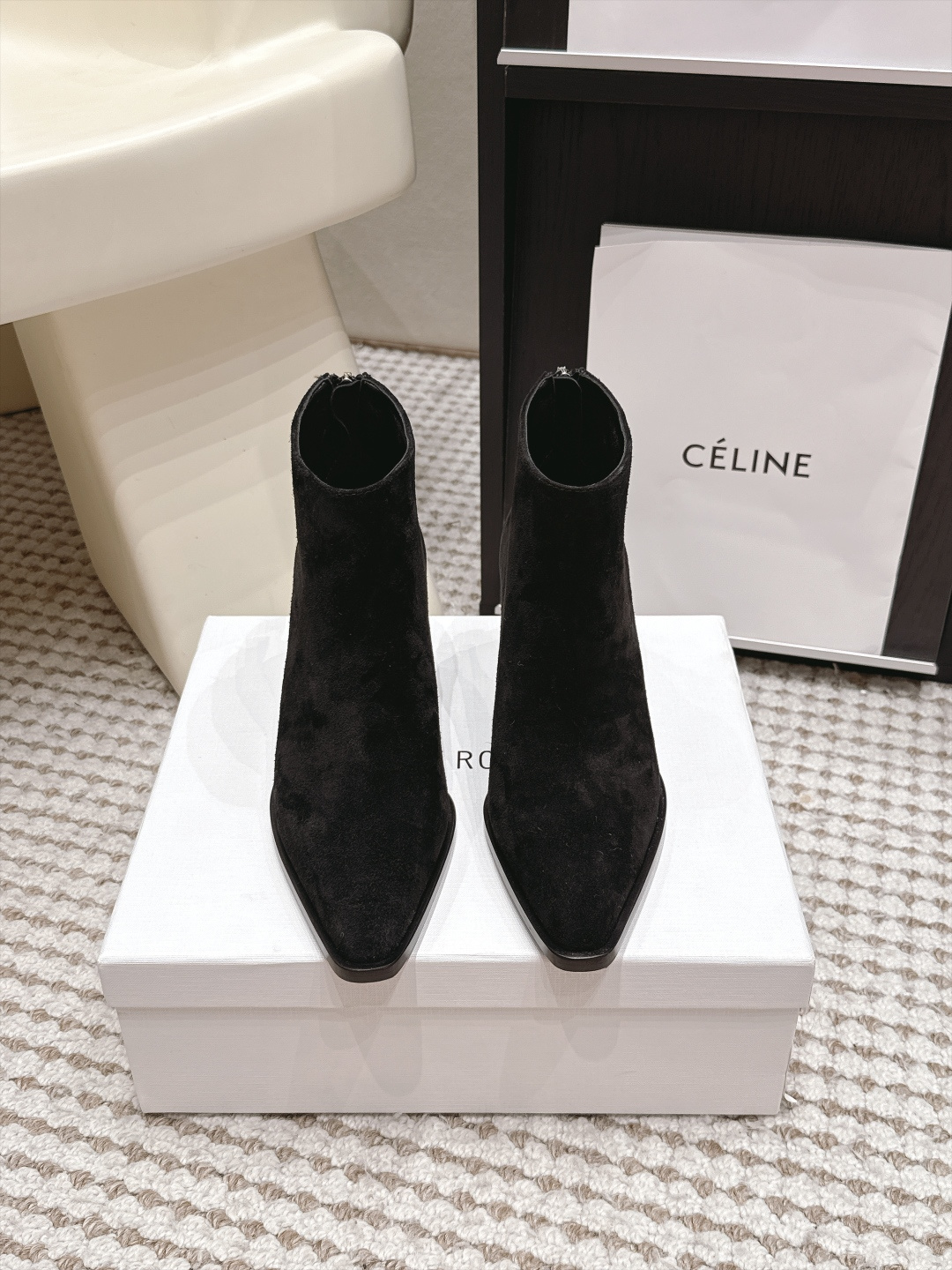 NO:958316,Purchasing level the row 26/Autumn and winter new style, small square toe, high-heeled short boots and naked boots. Very comfortable short-heeled short boots, minimalist design concept, slim version, easy to wear, good looks and practicality. Imported first-layer cowhide for the upper, sheepskin lining, Italian genuine leather injection molded outsole, heel height 4.5cm, size 35-39 (40 customized, non-returnable, non-exchangeable), boots, boots, cowhide, sheepskin19860909代购级 the row 26/秋冬新款 小方头 高跟短靴及裸靴 非常舒服的矮跟短靴,极简设计理念,版型显瘦好穿颜值与实用性并存 鞋面进口头层牛皮 内里羊皮 大底意大利真皮注塑大底 跟高4.5cm 码数35-39（40定做不退不换）,靴子,boots,cowhide,sheepskin,Women's Shoes