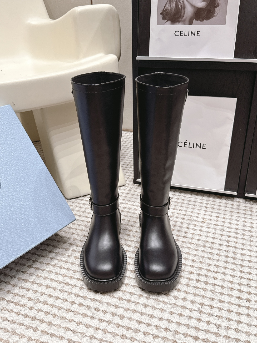 NO:958325,Purchasing agent level Prada 26/autumn and winter new style slip-on mid-calf boots long boots Prada/Prada F041 2026ss autumn and winter latest thick-soled Martin boots mid-calf boots, very attractive one catwalk style mid-calf boots original replica super correct version super classic versatile style super durable and durable but not outdated slimming artifact simple and elegant upper imported first-layer cowhide  Sheepskin lining, cowhide for foot pads, outsole, original combination outsole, size 35-40 (40 made to order, non-returnable), boots, prada, prada, boots, cowhide, sheepskin19860909代购级 Prada 26/秋冬新款 一脚蹬中筒靴 长筒靴 Prada/普拉达F041 2026ss秋冬最新款厚底马丁靴中筒靴长靴,非常耐看的一款 走秀款中筒靴 原版复刻 版型超正 超经典百搭款 超级耐看 耐穿 不过时 瘦腿神器 简约大气 鞋面进口头层牛皮 内里羊皮,垫脚牛皮 大底 原版组合大底 码数35-40（40订做不退换）,靴子,prada,prada,boots,cowhide,sheepskin,Women's Shoes