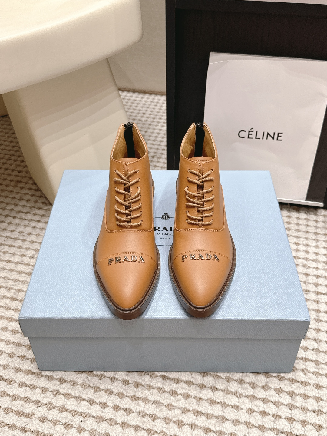 NO:958333,Purchasing agent Prada 26/Autumn and winter new style pointed toe strappy short boots, European and American pointed toe punk style, handsome and extremely lasted, the overall smoothness of the lines remains consistent with the original version, small thick heels, elongating the legs, heightening and slimming tool, versatile in all seasons, fabric: original custom cowhide, outsole: original molded combination outsole, heel height: 3.5cm, yardage:  35-39 (40.41. Customized items cannot be returned or exchanged), boots, prada, boots, cowhide19860909代购级 Prada 26/秋冬新款 尖头绑带短靴 欧美尖头朋克风 帅气十足 极致调楦 整体线条流畅性保持跟原版一致 小粗跟 拉长双腿 增高显瘦神器 四季百搭款 面料: 原版定制牛皮 大底: 原版开模组合大底 跟高: 3.5cm 码数: 35-39（40.41.定做不退换）,靴子,prada,boots,cowhide,Women's Shoes