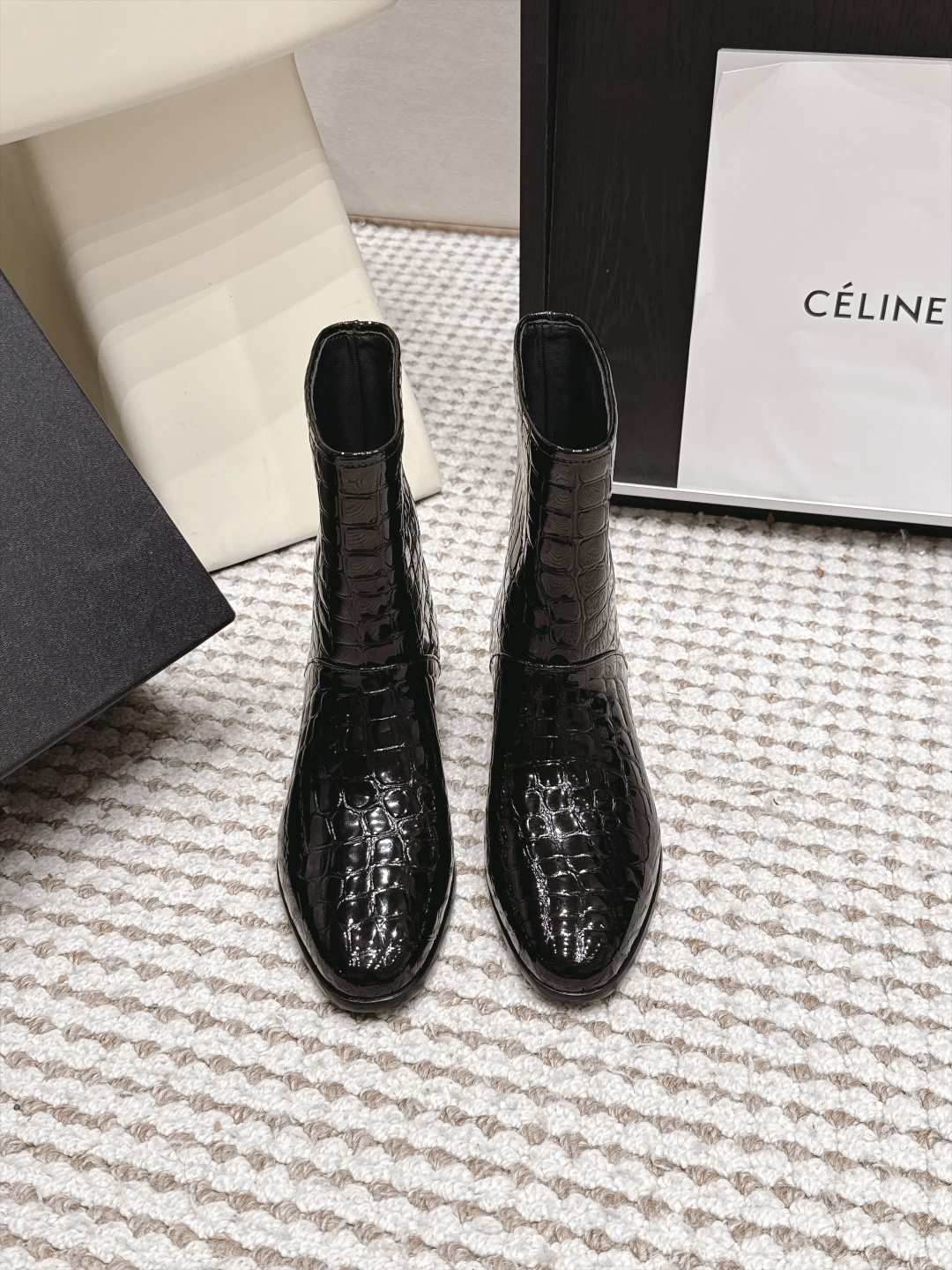 NO:958338,Purchasing agent CHANEL Chanel 26ss Xiaoxiang new autumn and winter simple knight boots. These boots are really a representative of handsome and fashionable, low-key yet luxurious!  Simple, fashionable, individual and grand!  The natural and smooth beauty has a beauty that is stunning in time. You should also show off your long legs in winter~ Imported calfskin upper, water-dyed cowhide lining on the inside, Italian genuine leather outsole, heel height about 3cm, Size#35-42 (40, 41, 42 customization is non-returnable), boots, chanel, chanel, boots, cowhide, Leather soles19860909代购级 CHANEL 香奈儿 26ss 小香秋冬新款 简约 骑士靴 这款靴子真的是帅气时尚的代表 低调不失奢华！简约时尚个性又大气！ 自然流畅的美感,有种惊艳了时光的美感,冬日也要展现大长腿～ 鞋面进口小牛皮 内里水染牛皮里 意大利真皮大底 跟高约3cm Size#35-42（40,41,42定制不退换）,靴子,chanel,chanel,boots,cowhide,Leather soles,Women's Shoes