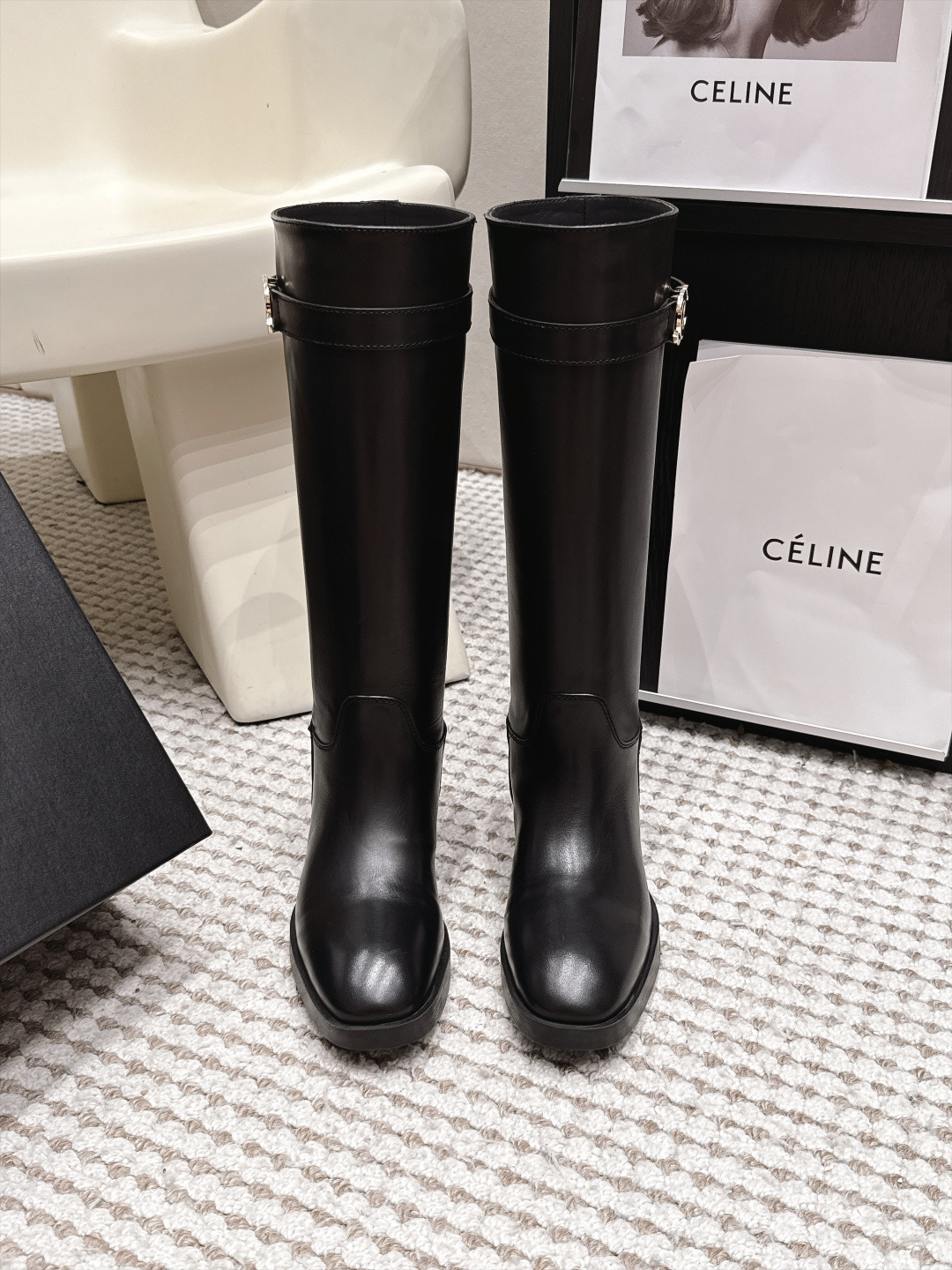 NO:958312,Purchasing-grade genuine leather sole, molded sole chanel26/new model, double-C metal buckle boots, timeless classic, an evergreen series of items in the shoe cabinet, usually you can buy more boots of this type ~ It has the temperament of a celebrity and has a casual retro style, small round toe splicing design. The curvature is well controlled, not a rigid and sharp shoe shape. It should be soft, harmonious, durable and high-quality. The fabric is original lambskin and the lining is imported sheepskin.  Outsole Italian genuine leather outsole/molded sole Size35-40 (customized for 40), boots, chanel, boots, sheepskin, Leather soles19860909代购级真皮底 成型底 chanel26/新款 双c金属扣长靴 永恒的经典 鞋柜里常青的系列单品,一般碰到这个类型的靴子可以多入哦～具有名媛气质 又带着一丝不经意的小复古,小小圆头拼接设计 弧度把控的非常到位,不是呆板尖锐的鞋型 它要柔和谐 耐看有品 面料原版小羊皮 内里进口羊皮 大底意大利真皮大底/成型底 Size35-40（40定做）,靴子,chanel,boots,sheepskin,Leather soles,Women's Shoes